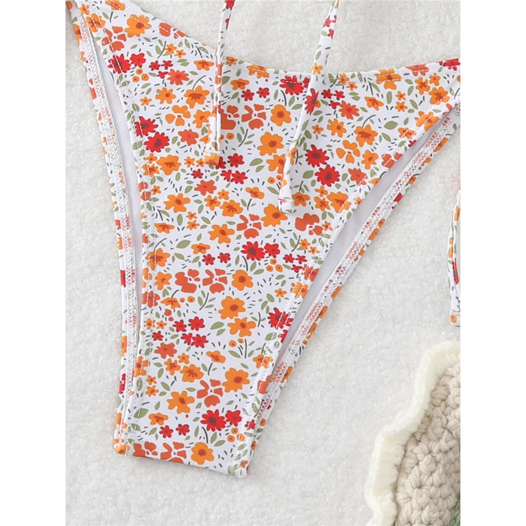 Ensemble de bikinis à jambe haute avec imprimé floral captivant, matière Polyester Spandex, sans fil, design taille basse pour femmes, rehausse les courbes pour un look élégant au bord de la plage.