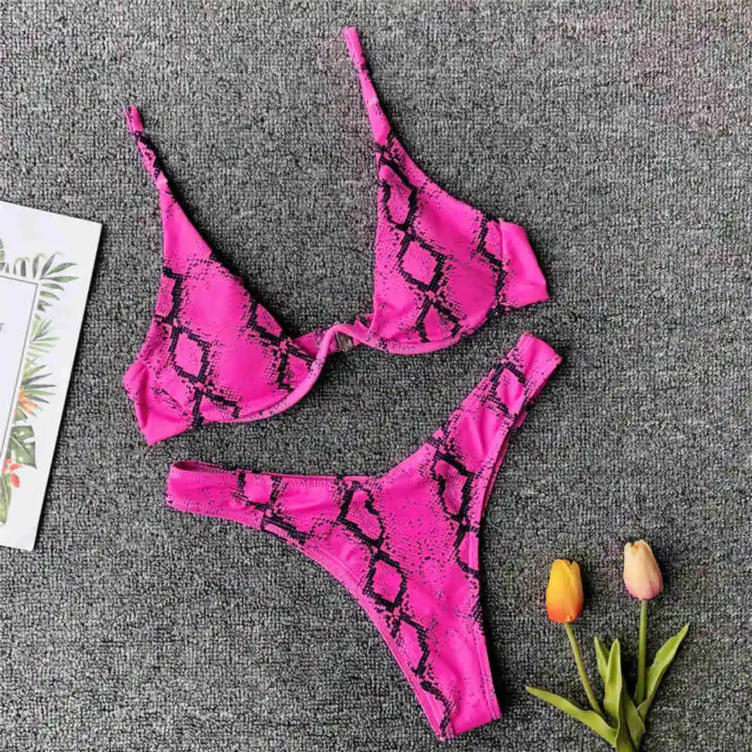 Set bikini con ferretto e design con barra a V per sostegno e stile, Taglie S - XL, Costume da bagno sofisticato in due pezzi, Materiale Nylon, Poliestere, Spandex, Patchwork, Fantasia a tinta unita, Sostegno con ferretto, Vita bassa, Vestibilità regolare, Disponibile in Verde serpente stampato, Blu, Nero, Grigio, Arancione serpente stampato, Blu serpente stampato, Verde neon, Giallo serpente stampato, Leopardo, Rosso, Rosso vino, Rosso serpente stampato, Bianco serpente stampato, Verde, Rosa serpente stampato