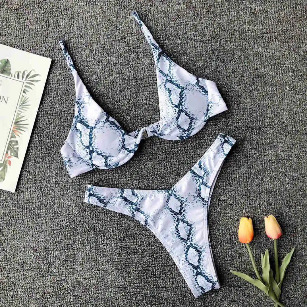 Set bikini con ferretto e design con barra a V per sostegno e stile, Taglie S - XL, Costume da bagno sofisticato in due pezzi, Materiale Nylon, Poliestere, Spandex, Patchwork, Fantasia a tinta unita, Sostegno con ferretto, Vita bassa, Vestibilità regolare, Disponibile in Verde serpente stampato, Blu, Nero, Grigio, Arancione serpente stampato, Blu serpente stampato, Verde neon, Giallo serpente stampato, Leopardo, Rosso, Rosso vino, Rosso serpente stampato, Bianco serpente stampato, Verde, Rosa serpente stampato