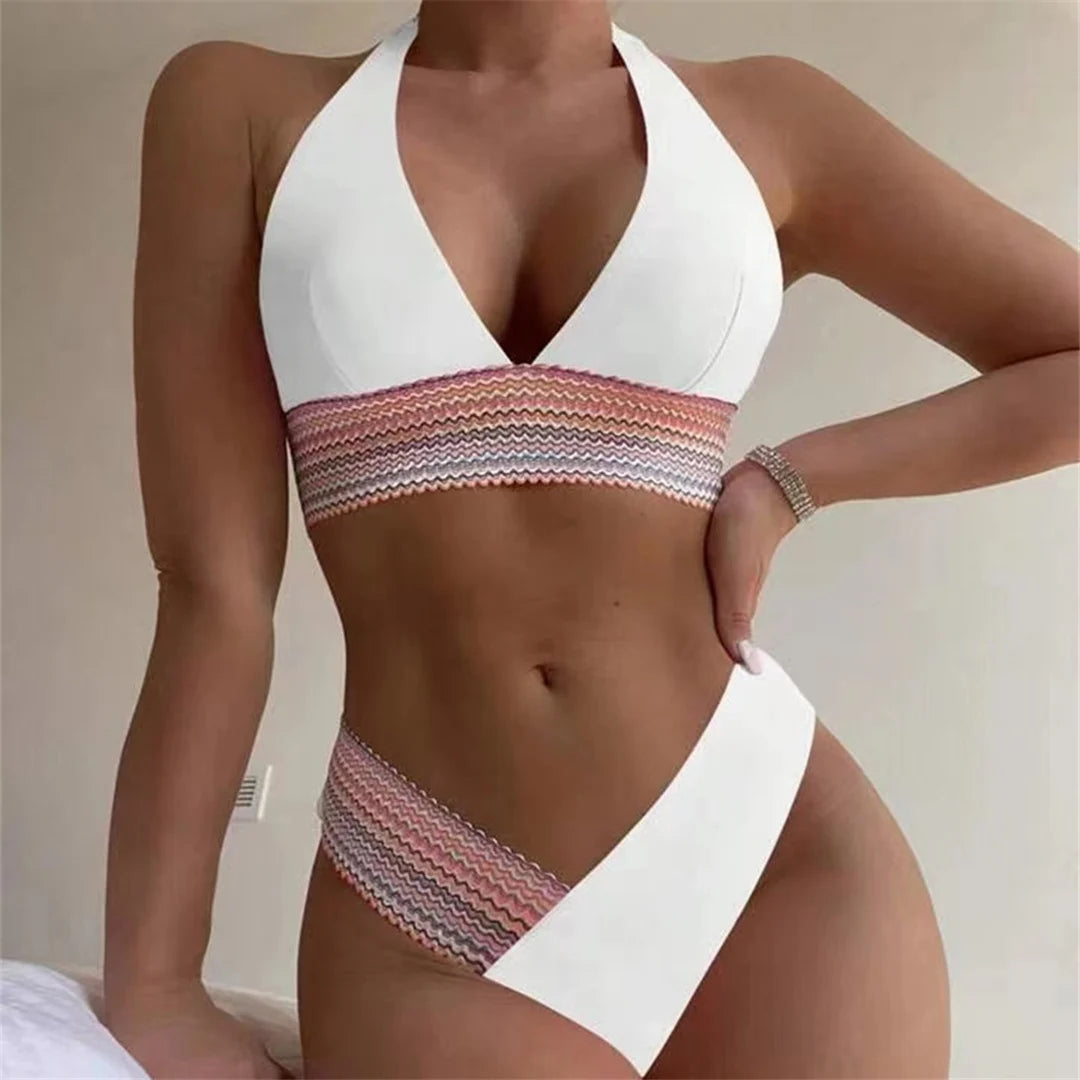Set di bikini da donna con scollo a V e due pezzi in nero, blu reale, arancione, rosa e bianco, vita bassa e design patchwork per un abbigliamento da spiaggia elegante e versatile