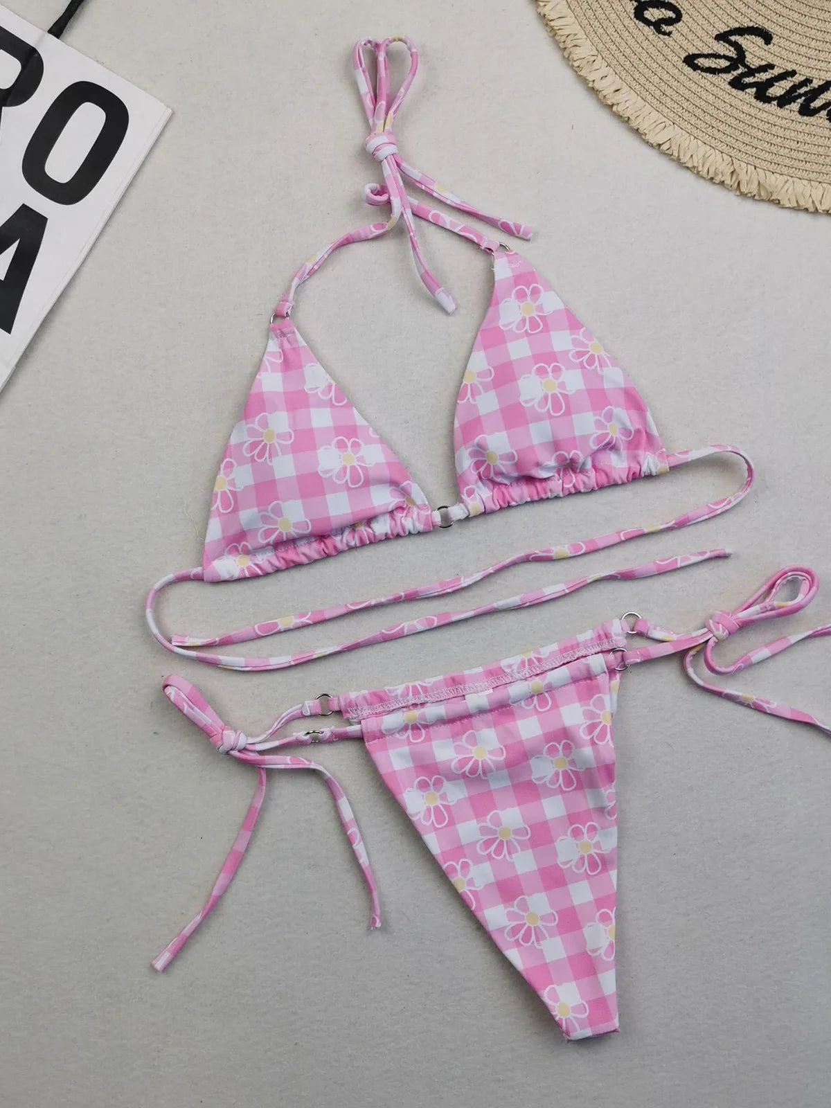 Set bikini a due pezzi a pois e floreale con design a collo alto, disponibile nelle taglie dalla S alla XL, realizzato in nylon e spandex, adatto alle donne, senza fili e con design a vita bassa, viene fornito con imbottitura, si adatta alla taglia. Disponibile in diversi colori come giallo, multicolore, grano, rosa, rosso anguria, rosso, nero, blu, caffè, verde, arancione, viola e in diverse fantasie come fiori, pois, plaid, diamanti e stampe.