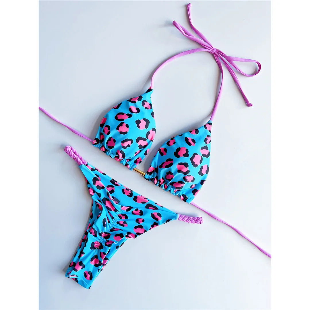 Set bikini Halter con stampa leopardata alla moda, costume da bagno a due pezzi con dettaglio del sedere arricciato, realizzato in comodo nylon e spandex, motivo leopardato stampato, senza fili con design a vita bassa, vestibilità fedele alla taglia, con imbottitura per un maggiore comfort, disponibile in leopardo blu, colorato, stampato in blu, leopardo arancione e leopardo rosa, ideale per donne e adulti, disponibile in magazzino con spedizione gratuita, in condizioni pari al nuovo.