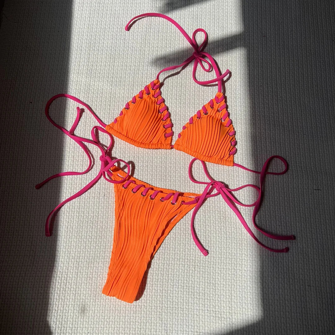 Tuffatevi nello stile con uno splendido set bikini a due pezzi con spalline e gambe alte in colori vivaci. Perfettamente progettato per accentuare le curve, è caratterizzato da un motivo a tinta unita e da comode spalline per una vestibilità perfetta per il sole. Realizzato in poliestere e spandex, questo bikini da donna a vita bassa e senza fili include un tessuto lavorato a maglia e imbottiture di sostegno.