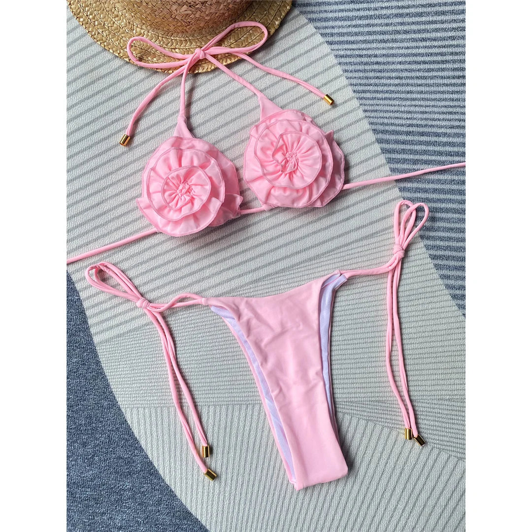 Set bikini donna Flowers Halter Mini Thong in tinta unita. Realizzato in nylon e spandex, veste fedelmente alla taglia con supporto senza fili. Presenta un motivo floreale civettuolo e un design a vita bassa. Disponibile nelle taglie S, M, L e nei colori rosa, bianco, rosa, bianco e multicolore. Perfetto per fare una dichiarazione in riva al mare.