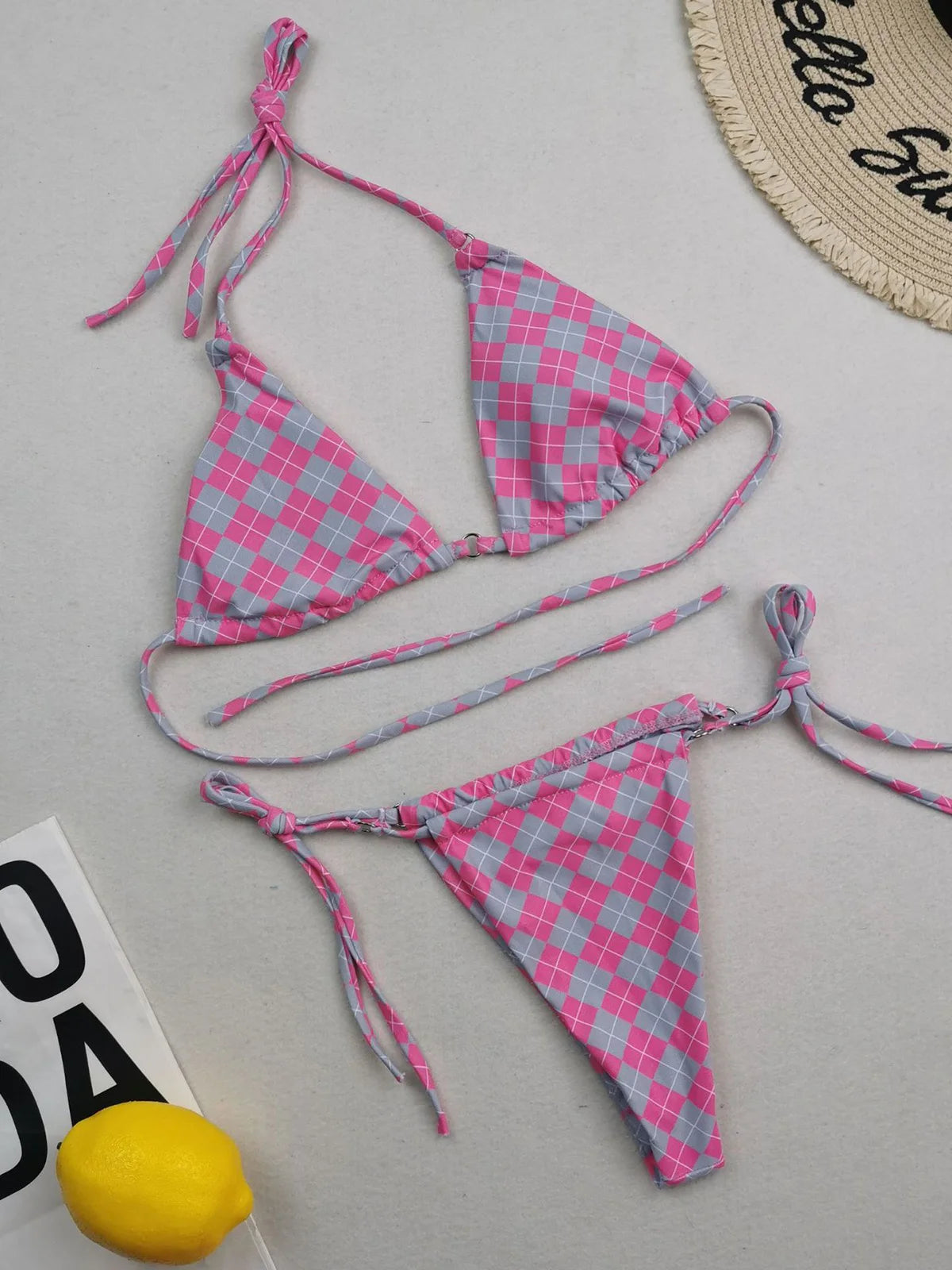 Set bikini a due pezzi a pois e floreale con design a collo alto, disponibile nelle taglie dalla S alla XL, realizzato in nylon e spandex, adatto alle donne, senza fili e con design a vita bassa, viene fornito con imbottitura, si adatta alla taglia. Disponibile in diversi colori come giallo, multicolore, grano, rosa, rosso anguria, rosso, nero, blu, caffè, verde, arancione, viola e in diverse fantasie come fiori, pois, plaid, diamanti e stampe.