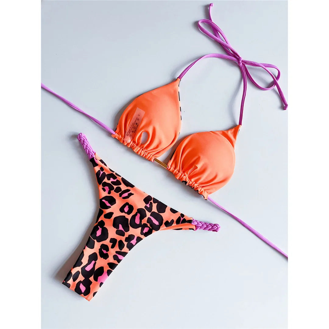Set bikini Halter con stampa leopardata alla moda, costume da bagno a due pezzi con dettaglio del sedere arricciato, realizzato in comodo nylon e spandex, motivo leopardato stampato, senza fili con design a vita bassa, vestibilità fedele alla taglia, con imbottitura per un maggiore comfort, disponibile in leopardo blu, colorato, stampato in blu, leopardo arancione e leopardo rosa, ideale per donne e adulti, disponibile in magazzino con spedizione gratuita, in condizioni pari al nuovo.