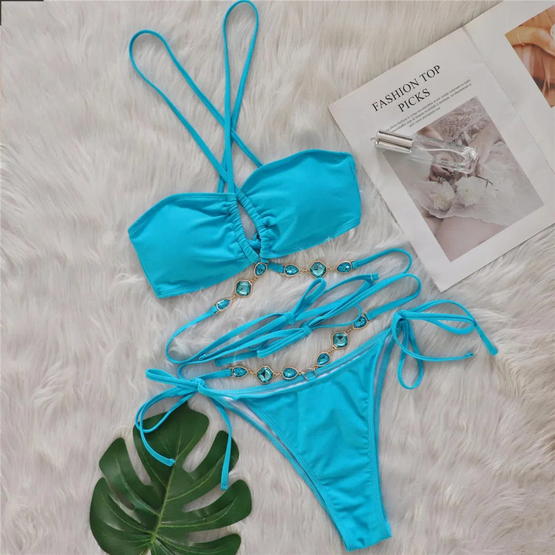 Blu lago, cammello, rosa, verde chiaro, viola chiaro Set bikini due pezzi con strass diamantati e avvolgente. Costume da bagno solido realizzato in nylon e spandex. Supporto senza fili, vita bassa e vestibilità fedele alla taglia. Imbottito per un maggiore comfort. Taglie disponibili: S, M, L. Perfetto per donne di mezza età e adulti. In stock con spedizione gratuita.