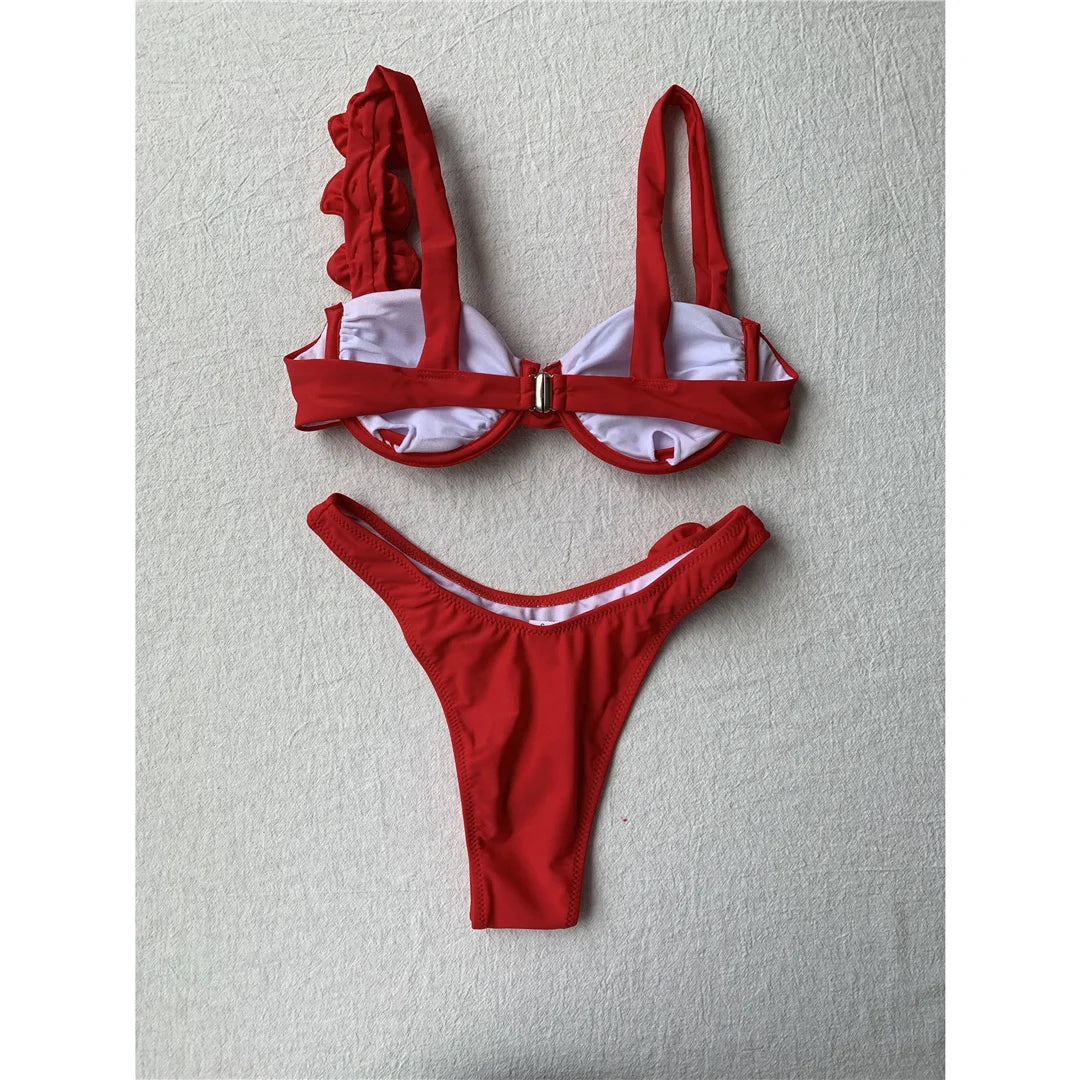 Sfoggiate la vostra femminilità con il nostro set bikini brasiliano con ferretto Flowers, disponibile in beige, nero o rosso. Questo set in due pezzi, realizzato in nylon e spandex, è caratterizzato da un reggiseno con ferretto e da sensuali slip brasiliani che corrispondono alla taglia. Decorato con incantevoli motivi floreali, questo set bikini è la miscela perfetta di stile vivace e design affidabile per le uscite in spiaggia delle donne.