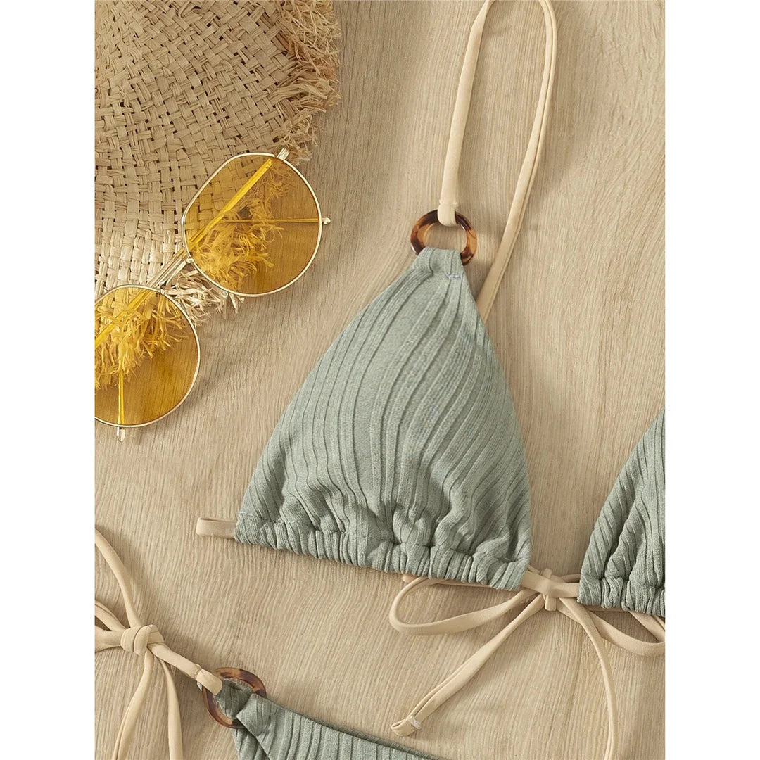 Elegante set di bikini brasiliano imbottito a coste, design a due pezzi con vestibilità comoda, realizzato in nylon e spandex, supporto senza fili, stile a vita bassa, disponibile nelle taglie da donna S, M, L. Caratterizzato da un motivo a tinta unita e da un'imbottitura per il massimo comfort, veste fedelmente alla taglia, offerto in più colori tra cui nero, blu, bianco, giallo, grigio, caffè chiaro, azzurro e multicolore. Ideale per donne di età compresa tra i 18 e i 35 anni e per adulti, Disponibile in stock, in condizioni pari al nuovo, spedizione gratuita.