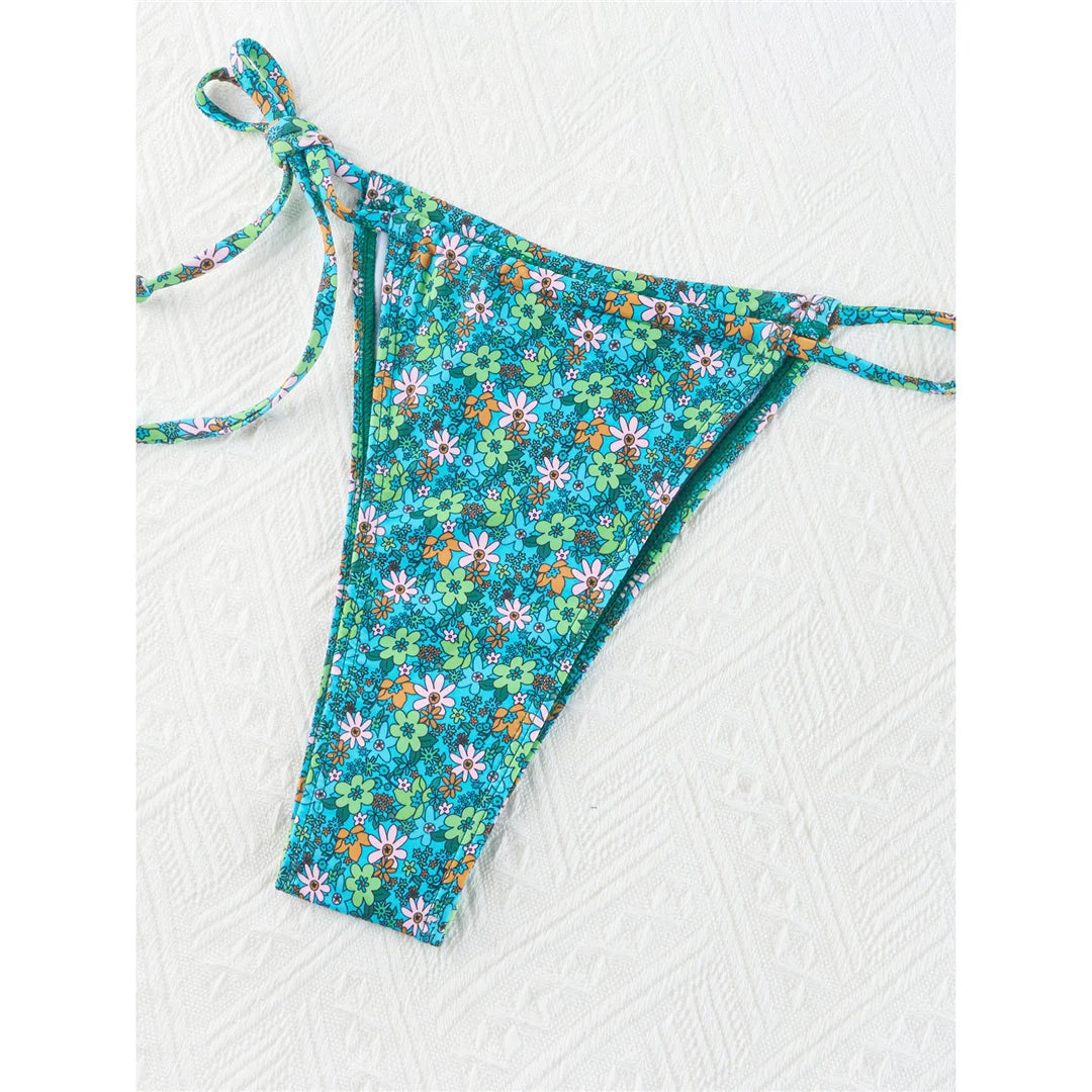 Vibrante set bikini Halter in quattro colori con accattivante stampa floreale, realizzato in nylon e spandex. Ha un taglio a gamba alta, un supporto senza fili e uno stile a vita bassa nei colori verde, blu e giallo. Veste la taglia giusta, ideale per le donne di mezza età. Viene fornito con imbottitura per un maggiore comfort. Nuovo di zecca e disponibile in magazzino.