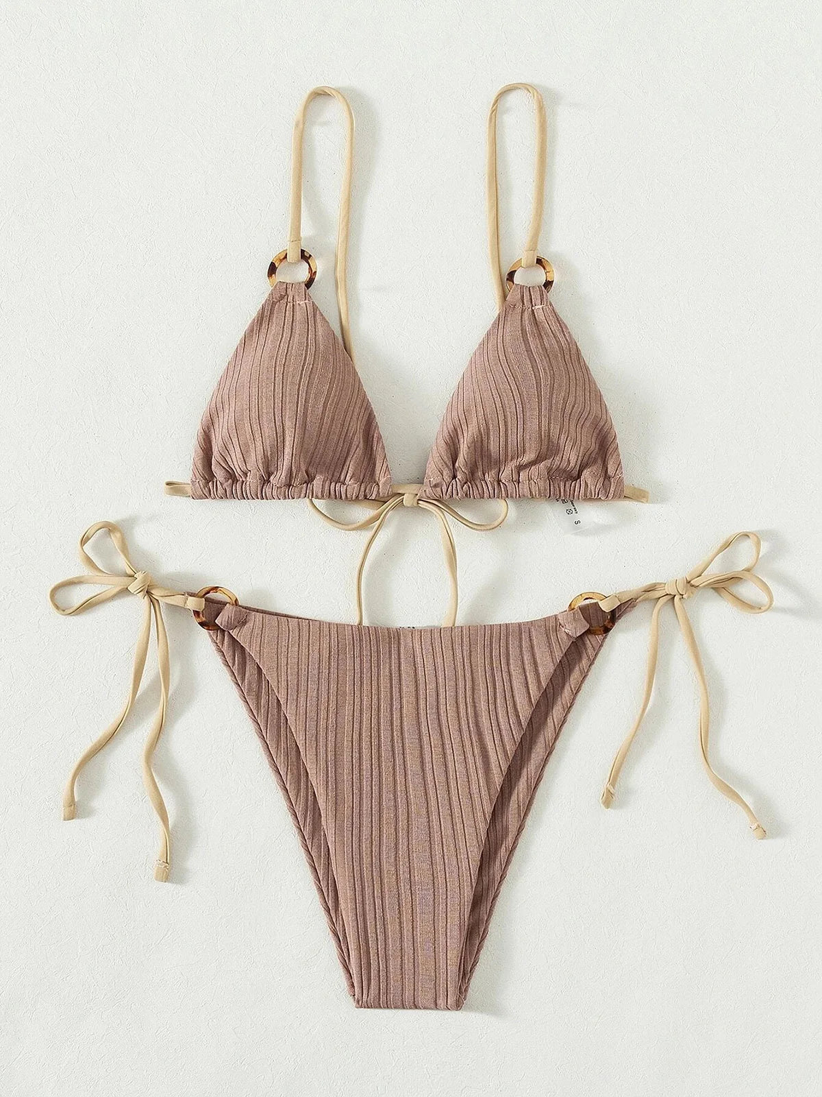 Elegante set di bikini brasiliano imbottito a coste, design a due pezzi con vestibilità comoda, realizzato in nylon e spandex, supporto senza fili, stile a vita bassa, disponibile nelle taglie da donna S, M, L. Caratterizzato da un motivo a tinta unita e da un'imbottitura per il massimo comfort, veste fedelmente alla taglia, offerto in più colori tra cui nero, blu, bianco, giallo, grigio, caffè chiaro, azzurro e multicolore. Ideale per donne di età compresa tra i 18 e i 35 anni e per adulti, Disponibile in stock, in condizioni pari al nuovo, spedizione gratuita.