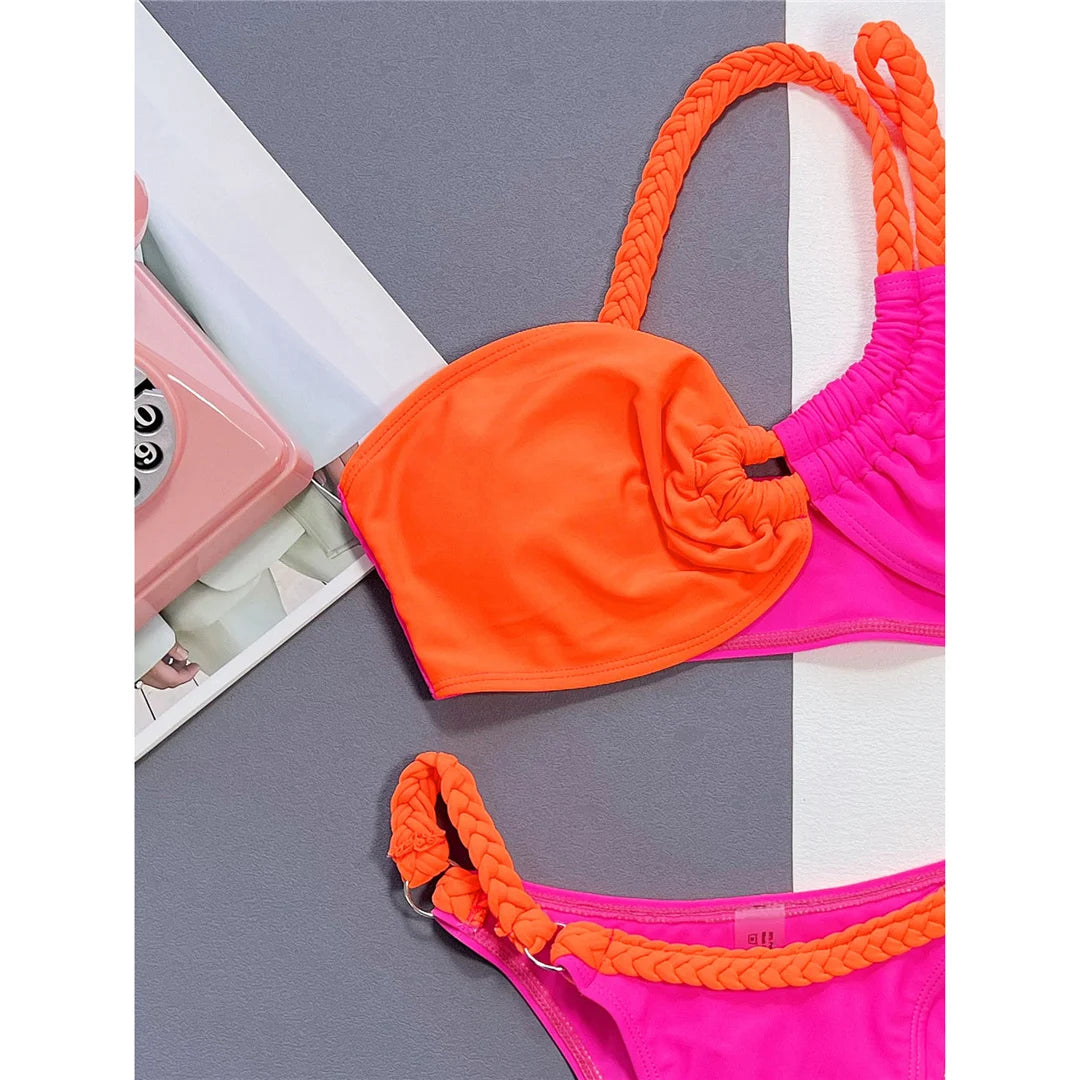 Distinguetevi con il set bikini monospalla asimmetrico, caratterizzato da un moderno design asimmetrico con dettagli unici di giuntura. Questo costume da bagno a due pezzi patchwork offre un tocco di moda al classico abbigliamento da spiaggia. Realizzato in poliestere e spandex, è dotato di supporto senza fili, vita bassa e imbottiture di sostegno, perfetto per elevare lo stile di nuoto con un tocco contemporaneo. Disponibile in diversi colori vivaci.