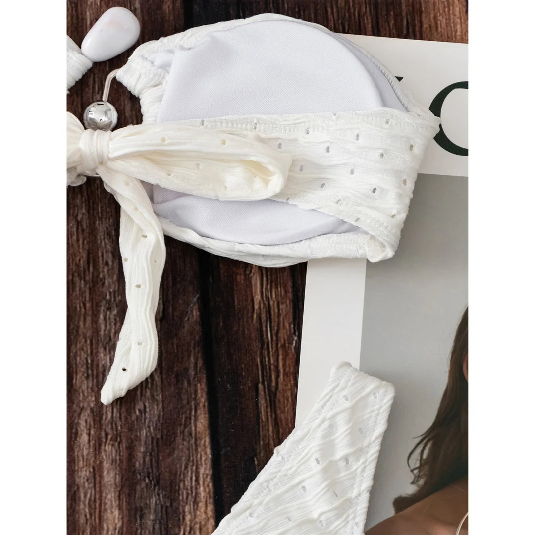 Set bikini a fascia con pareo e dettagli scavati in rosa caldo e beige, realizzato in nylon e spandex, costume da bagno in tre pezzi, supporto senza fili, vita bassa, vestibilità regolare, disponibile nelle taglie da S a M e L, perfetto per le donne, nuovo e in stock, spedizione gratuita disponibile