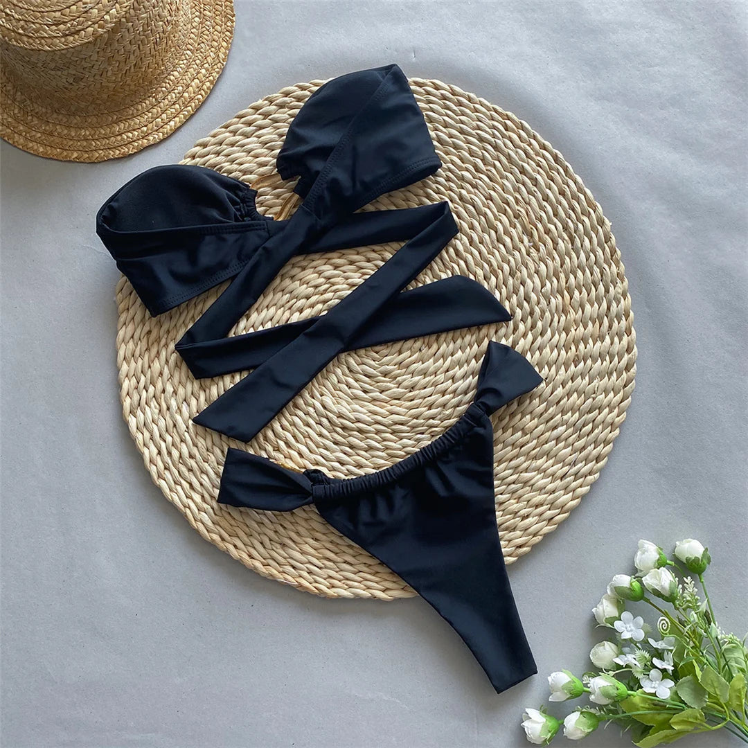 Accattivante set bikini a fascia per donna, caratterizzato da taglio a gamba alta e anelli metallici chic, costume da bagno a due pezzi, vestibilità regolare, disponibile nelle taglie dalla S alla XL, materiale: Nylon e Spandex, Modello a tinta unita, Vita bassa, Senza fili, Design nero moderno ed elegante, Perfetto per un look audace, Include imbottitura
