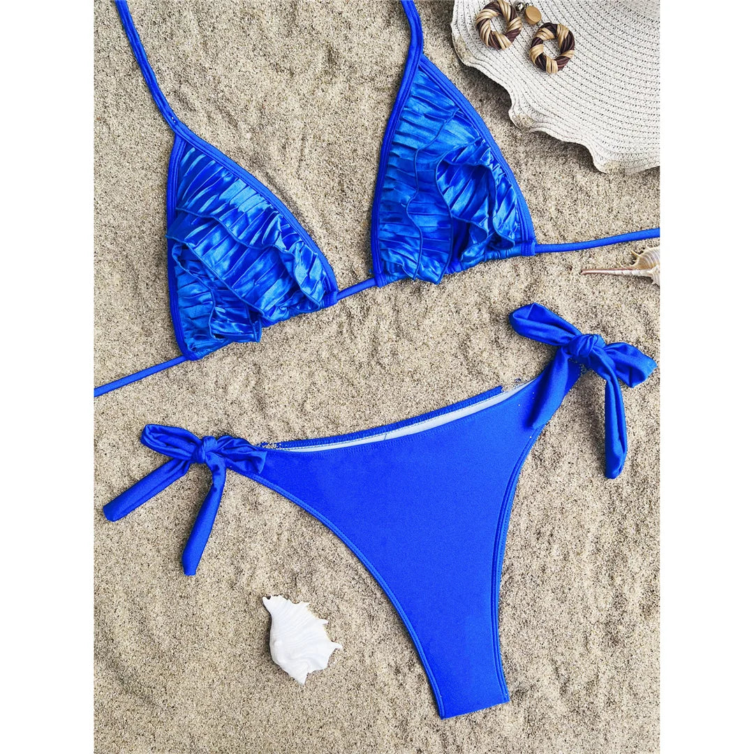 Bikini blu sexy con volant e cavezza per donna, caratterizzato da un elegante costume da bagno a due pezzi con collo a cavezza femminile e dettagli a volant, perfetto per la spiaggia e il nuoto.