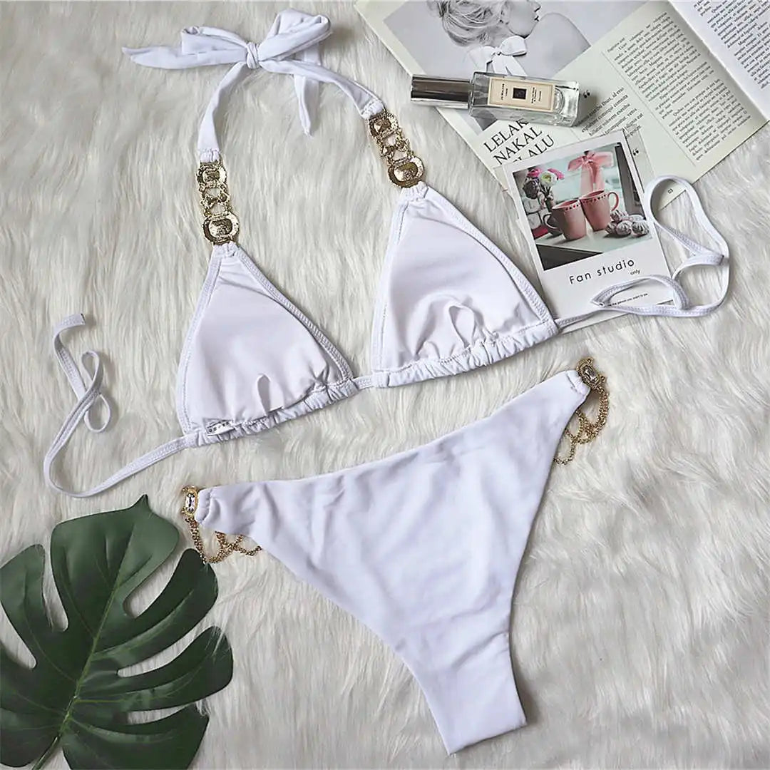 Opulento set bikini con strass e diamanti di lusso disponibile in giallo, rosso, rosa caldo, bianco, argento, viola, blu cielo e nero. Un costume da bagno a due pezzi scintillante in nylon e spandex, con supporto senza fili e design a vita bassa. Veste la taglia giusta, perfetto per le donne che cercano glamour e lusso nei loro costumi da bagno.