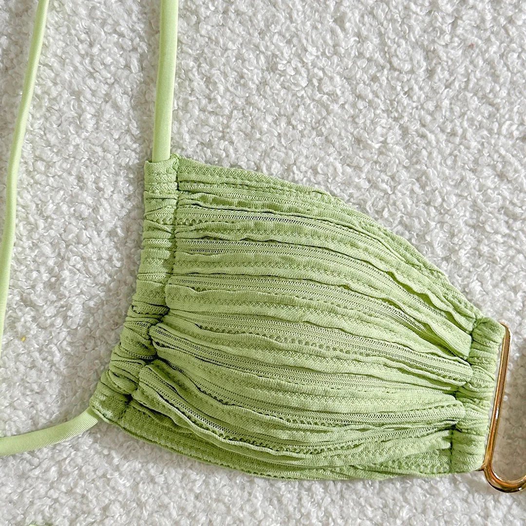 Elevate il vostro stile da spiaggia con il set bikini con collo a U stropicciato, caratterizzato da una texture unica e da un design lusinghiero con collo a U. Questo costume da bagno a due pezzi alla moda ha un taglio a gamba alta per un look moderno ed elegante. Realizzato in poliestere e spandex, offre una vestibilità a vita bassa senza fili, con imbottiture di sostegno per un comfort e un aspetto di spicco durante le avventure al sole. Disponibile in più colori.