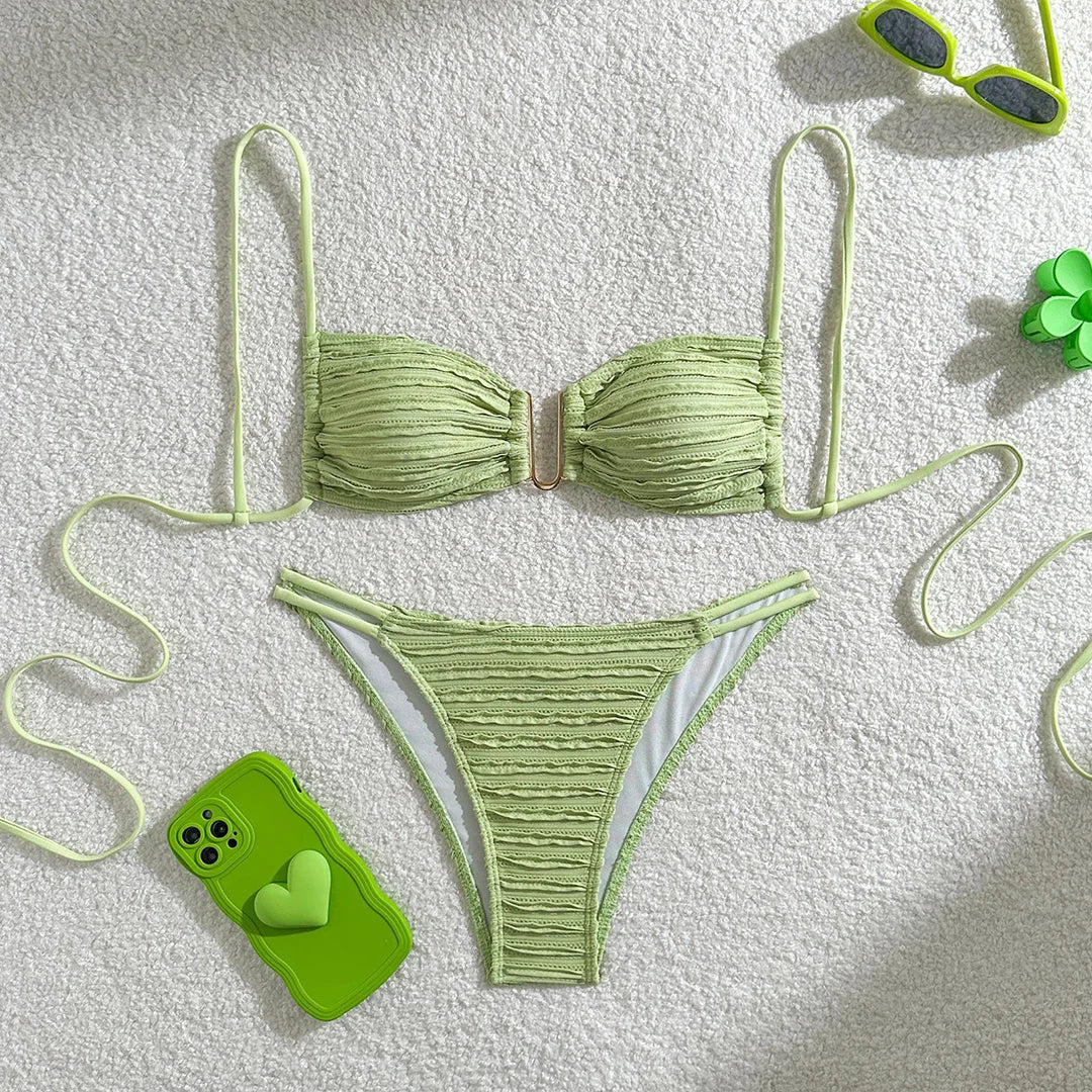 Elevate il vostro stile da spiaggia con il set bikini con collo a U stropicciato, caratterizzato da una texture unica e da un design lusinghiero con collo a U. Questo costume da bagno a due pezzi alla moda ha un taglio a gamba alta per un look moderno ed elegante. Realizzato in poliestere e spandex, offre una vestibilità a vita bassa senza fili, con imbottiture di sostegno per un comfort e un aspetto di spicco durante le avventure al sole. Disponibile in più colori.