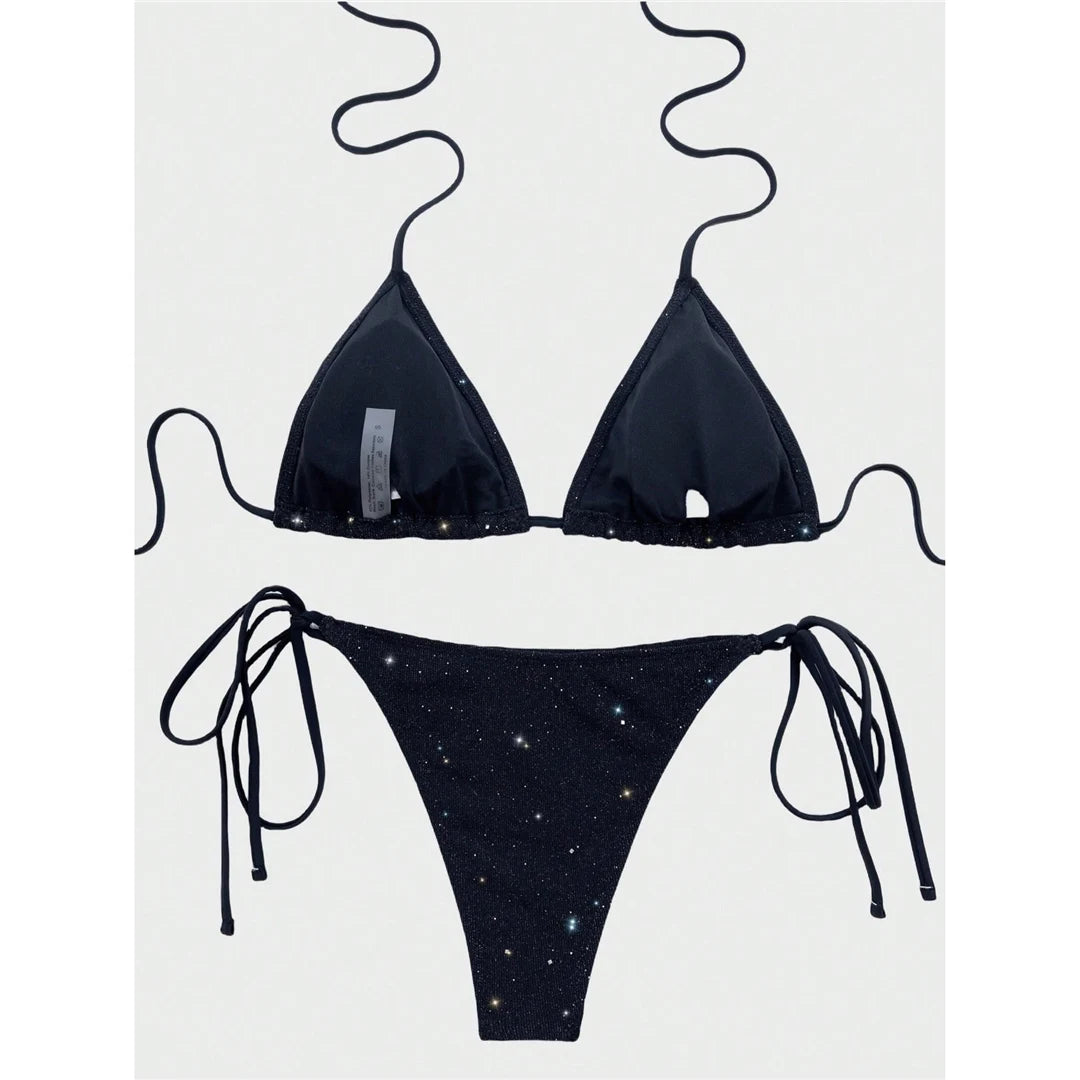 Set bikini due pezzi con taglio a gamba alta, glitterato e scintillante, per donne di età compresa tra i 18 e i 35 anni. Questo costume da bagno accattivante è realizzato in nylon e spandex in tinta unita nera che brilla al sole. Il design è caratterizzato da un top senza fili e da uno slip a vita bassa e a gamba alta che valorizza la figura. Disponibile nelle taglie S, M e L. Con un'atmosfera seducente, questo bikini è attualmente in stock e disponibile per la spedizione gratuita.