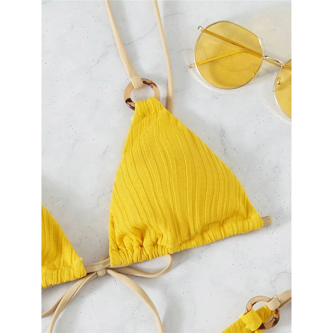 Elegante set di bikini brasiliano imbottito a coste, design a due pezzi con vestibilità comoda, realizzato in nylon e spandex, supporto senza fili, stile a vita bassa, disponibile nelle taglie da donna S, M, L. Caratterizzato da un motivo a tinta unita e da un'imbottitura per il massimo comfort, veste fedelmente alla taglia, offerto in più colori tra cui nero, blu, bianco, giallo, grigio, caffè chiaro, azzurro e multicolore. Ideale per donne di età compresa tra i 18 e i 35 anni e per adulti, Disponibile in stock, in condizioni pari al nuovo, spedizione gratuita.