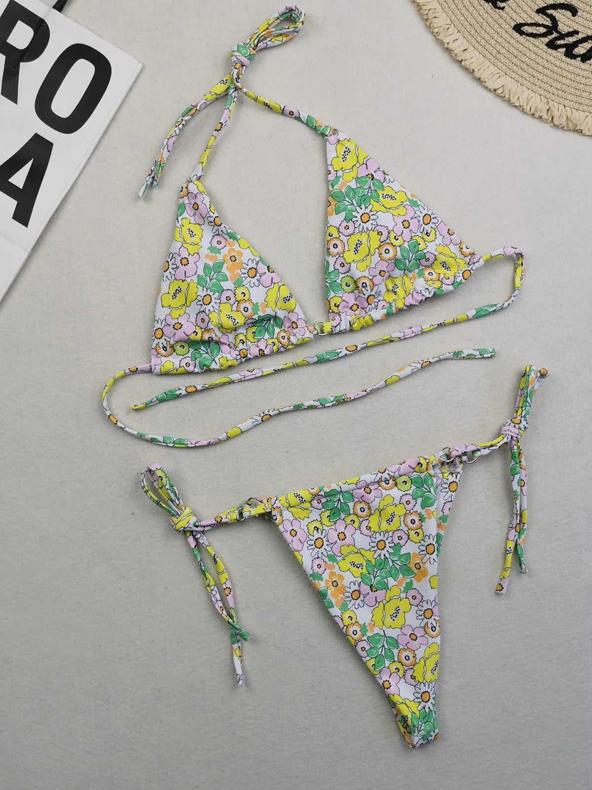 Set bikini a due pezzi a pois e floreale con design a collo alto, disponibile nelle taglie dalla S alla XL, realizzato in nylon e spandex, adatto alle donne, senza fili e con design a vita bassa, viene fornito con imbottitura, si adatta alla taglia. Disponibile in diversi colori come giallo, multicolore, grano, rosa, rosso anguria, rosso, nero, blu, caffè, verde, arancione, viola e in diverse fantasie come fiori, pois, plaid, diamanti e stampe.