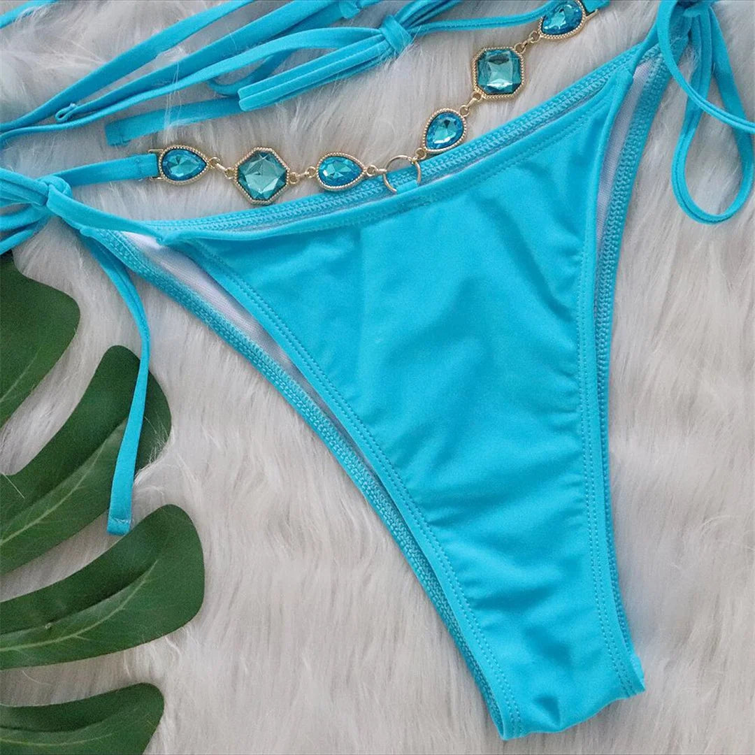 Blu lago, cammello, rosa, verde chiaro, viola chiaro Set bikini due pezzi con strass diamantati e avvolgente. Costume da bagno solido realizzato in nylon e spandex. Supporto senza fili, vita bassa e vestibilità fedele alla taglia. Imbottito per un maggiore comfort. Taglie disponibili: S, M, L. Perfetto per donne di mezza età e adulti. In stock con spedizione gratuita.