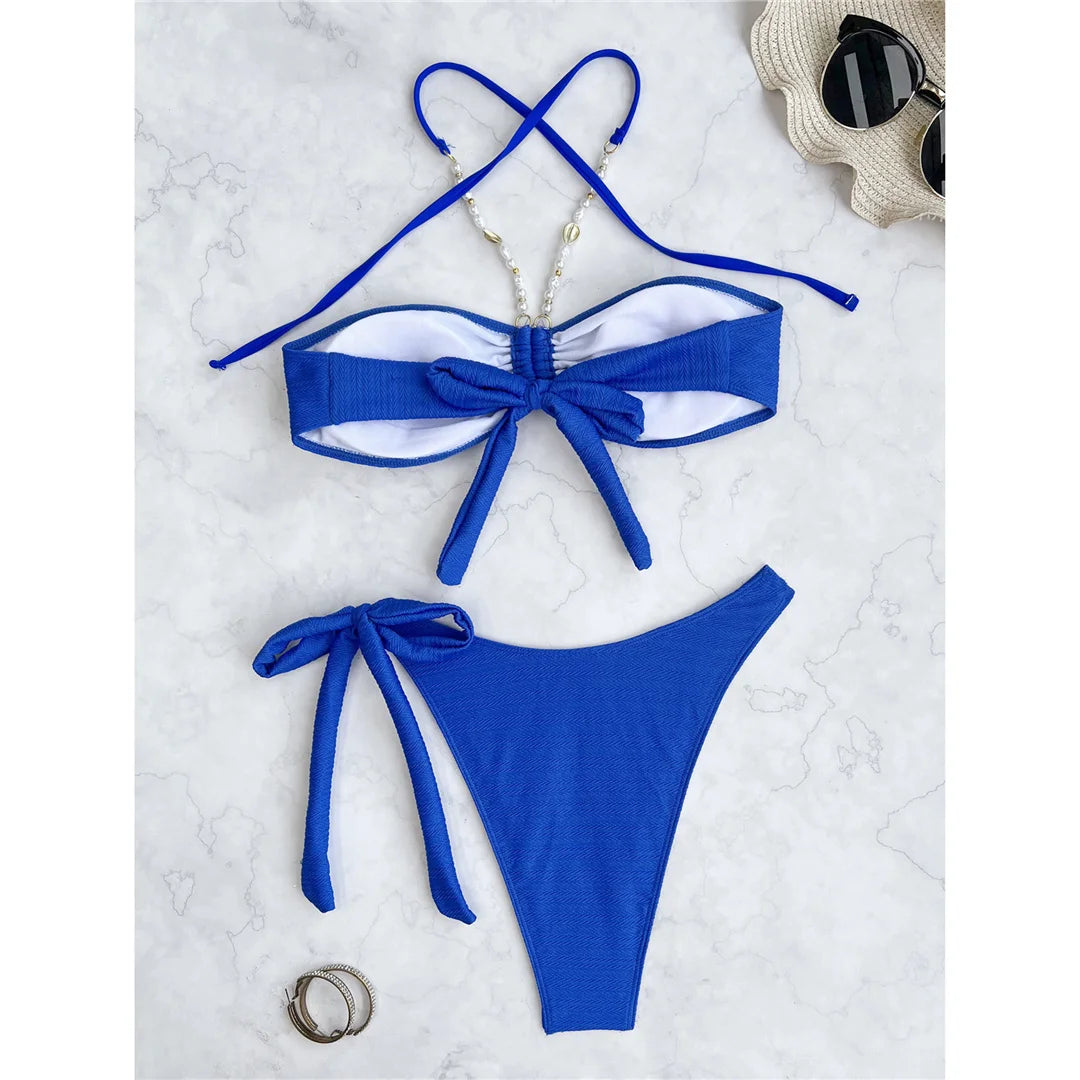 Set bikini Halter Pearls Chain Strappy High Cut con eleganti accenti di catene di perle, materiale poliestere Spandex, modello solido, senza fili, design a vita bassa, combina lusso e stile per le donne.