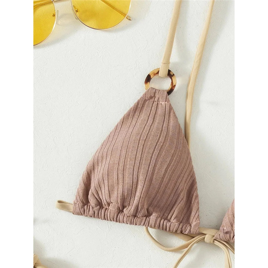 Elegante set di bikini brasiliano imbottito a coste, design a due pezzi con vestibilità comoda, realizzato in nylon e spandex, supporto senza fili, stile a vita bassa, disponibile nelle taglie da donna S, M, L. Caratterizzato da un motivo a tinta unita e da un'imbottitura per il massimo comfort, veste fedelmente alla taglia, offerto in più colori tra cui nero, blu, bianco, giallo, grigio, caffè chiaro, azzurro e multicolore. Ideale per donne di età compresa tra i 18 e i 35 anni e per adulti, Disponibile in stock, in condizioni pari al nuovo, spedizione gratuita.