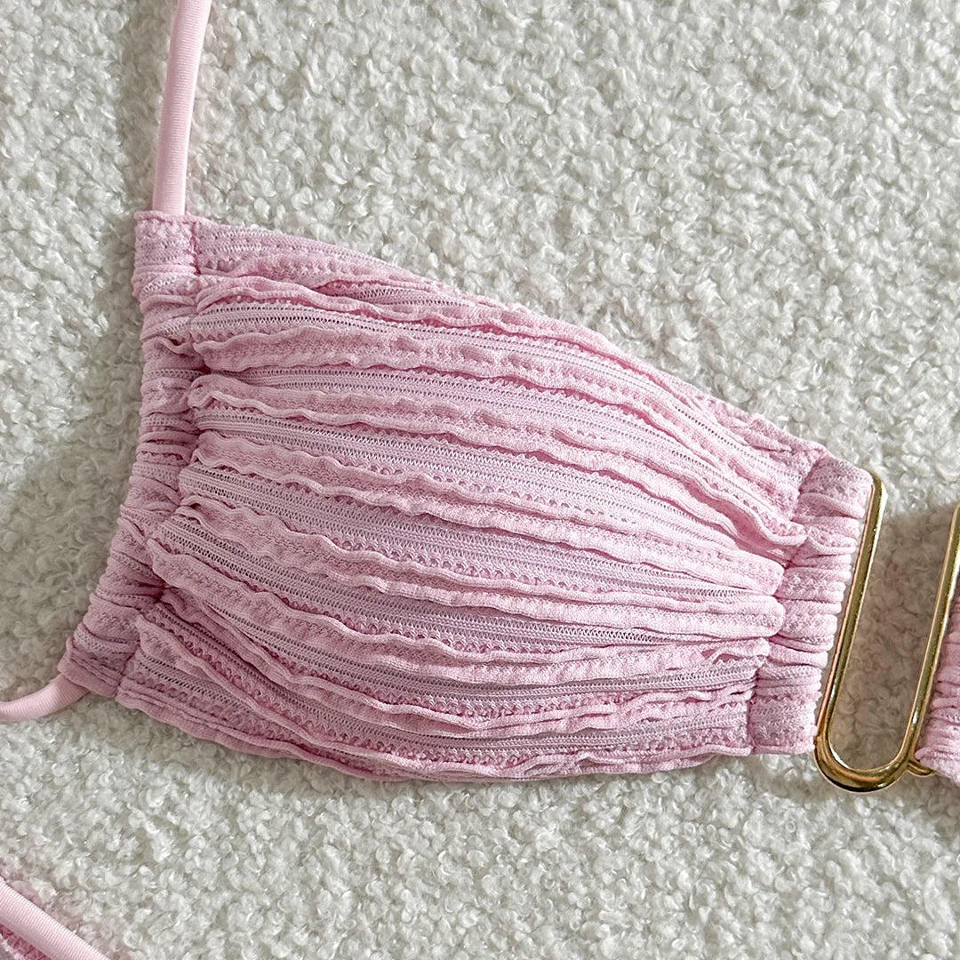 Elevate il vostro stile da spiaggia con il set bikini con collo a U stropicciato, caratterizzato da una texture unica e da un design lusinghiero con collo a U. Questo costume da bagno a due pezzi alla moda ha un taglio a gamba alta per un look moderno ed elegante. Realizzato in poliestere e spandex, offre una vestibilità a vita bassa senza fili, con imbottiture di sostegno per un comfort e un aspetto di spicco durante le avventure al sole. Disponibile in più colori.