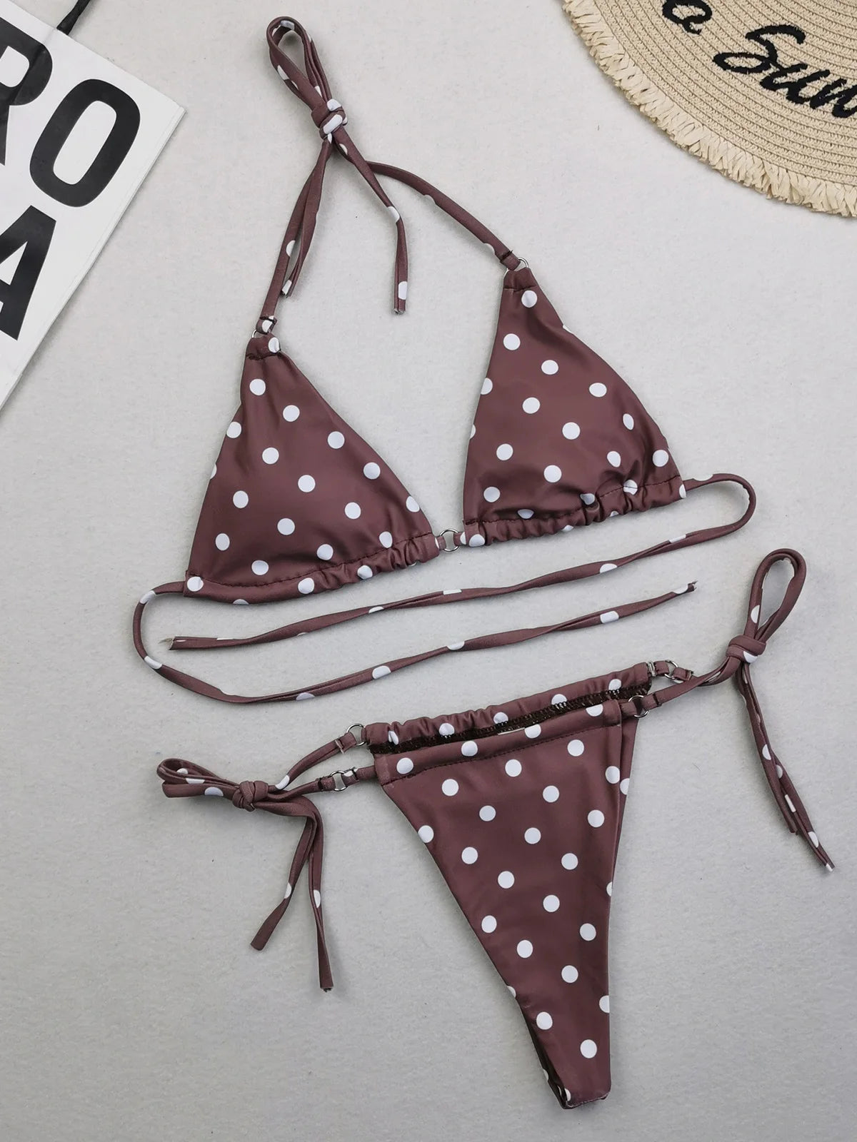 Set bikini a due pezzi a pois e floreale con design a collo alto, disponibile nelle taglie dalla S alla XL, realizzato in nylon e spandex, adatto alle donne, senza fili e con design a vita bassa, viene fornito con imbottitura, si adatta alla taglia. Disponibile in diversi colori come giallo, multicolore, grano, rosa, rosso anguria, rosso, nero, blu, caffè, verde, arancione, viola e in diverse fantasie come fiori, pois, plaid, diamanti e stampe.