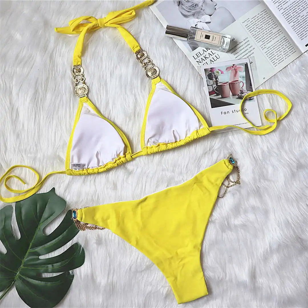 Opulento set bikini con strass e diamanti di lusso disponibile in giallo, rosso, rosa caldo, bianco, argento, viola, blu cielo e nero. Un costume da bagno a due pezzi scintillante in nylon e spandex, con supporto senza fili e design a vita bassa. Veste la taglia giusta, perfetto per le donne che cercano glamour e lusso nei loro costumi da bagno.