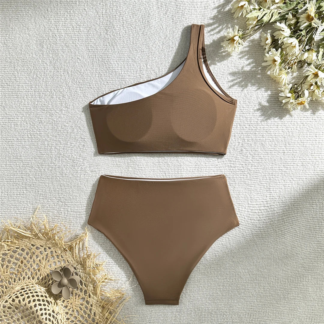 Set bikini monospalla rugoso a vita alta, design distintivo, misto poliestere spandex, supporto senza fili, costumi da bagno solidi a due pezzi da donna, eleganza moderna e comfort.