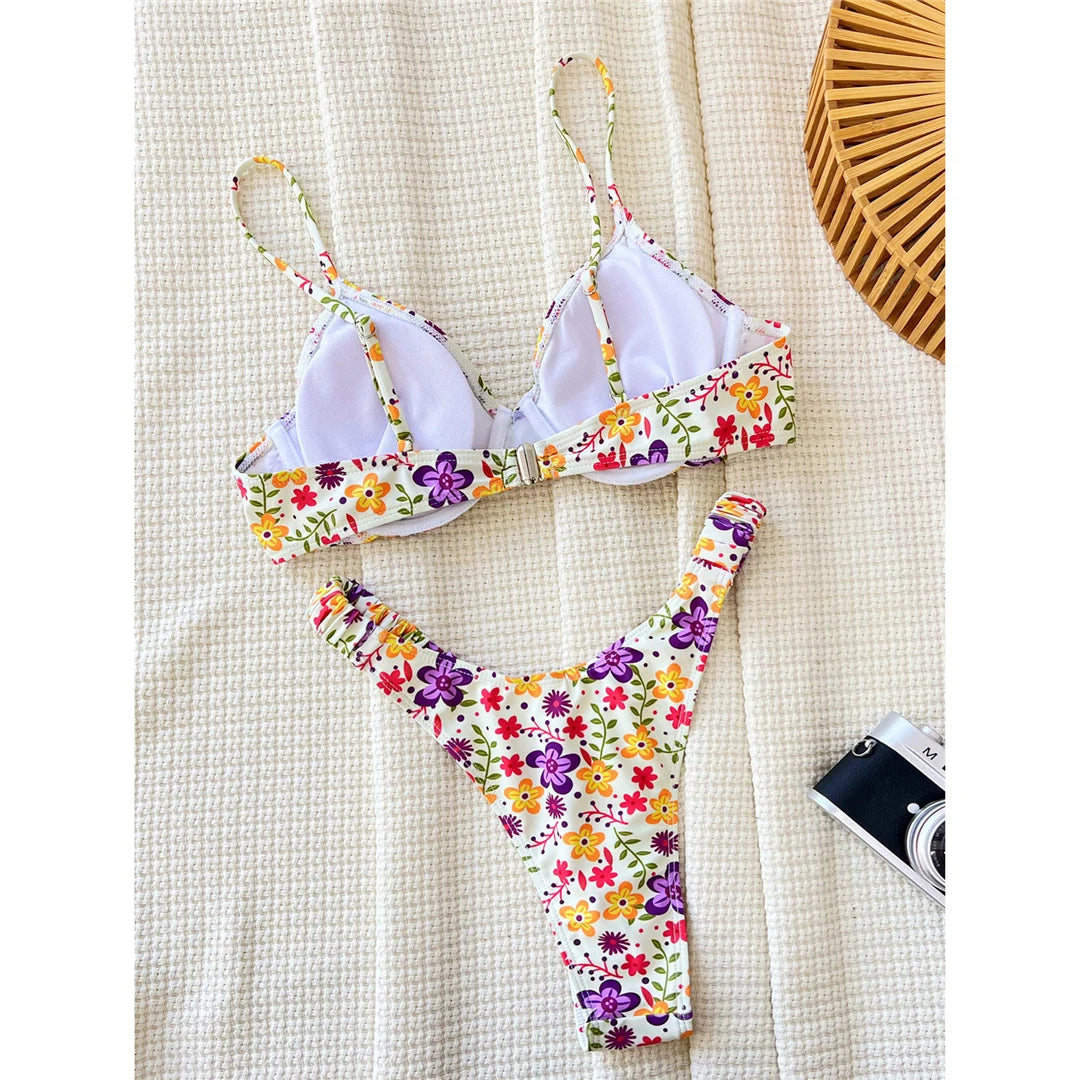 Sbocciate con stile con il set bikini brasiliano con ferretto e stampa a fiori, caratterizzato da un vivace disegno floreale che offre sostegno ed eleganza. Realizzato in poliestere e spandex, questo costume da bagno a due pezzi comprende coppe con ferretto per una migliore modellatura e un audace taglio brasiliano per una vestibilità comoda. Perfetto per una giornata elegante in spiaggia o a bordo piscina.