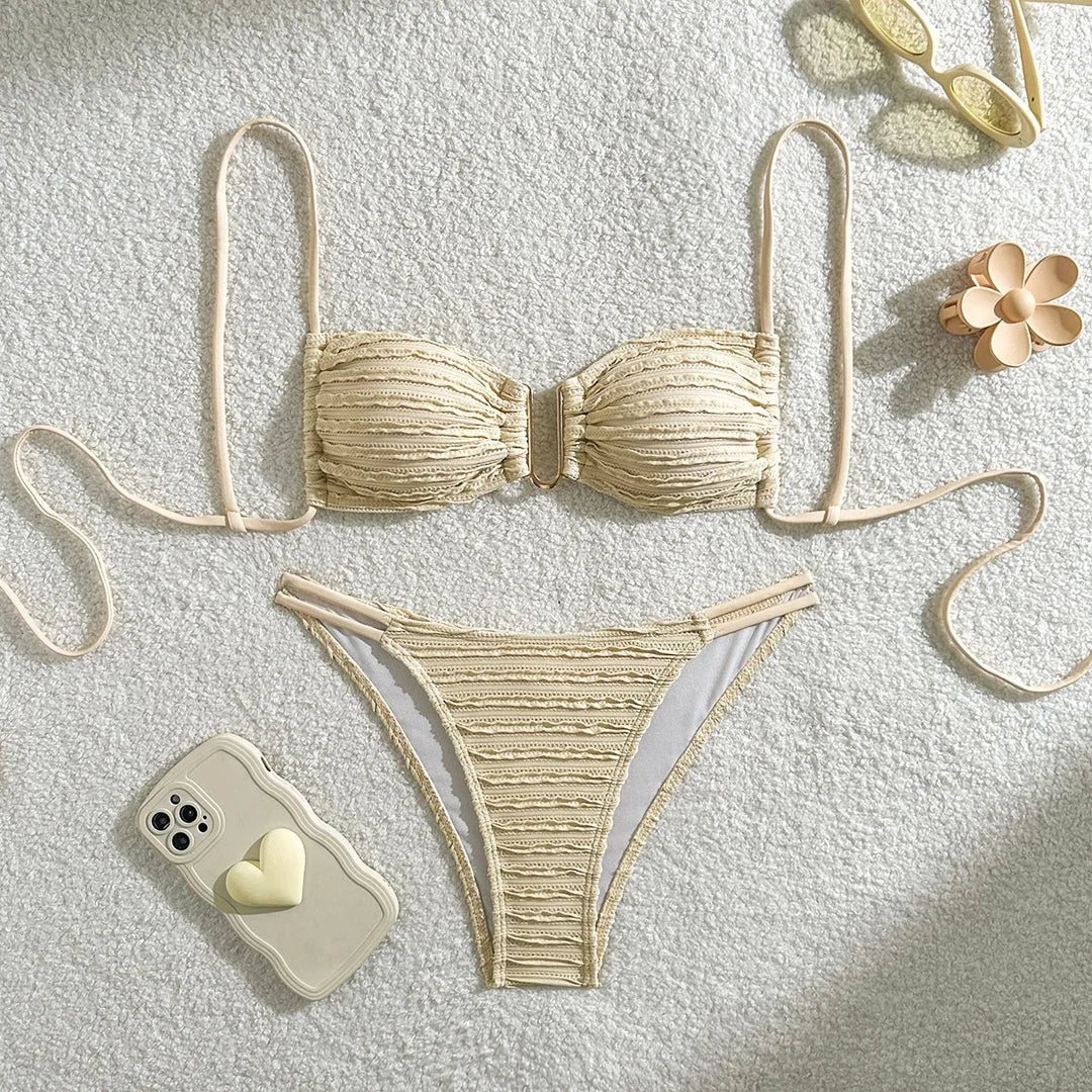 Elevate il vostro stile da spiaggia con il set bikini con collo a U stropicciato, caratterizzato da una texture unica e da un design lusinghiero con collo a U. Questo costume da bagno a due pezzi alla moda ha un taglio a gamba alta per un look moderno ed elegante. Realizzato in poliestere e spandex, offre una vestibilità a vita bassa senza fili, con imbottiture di sostegno per un comfort e un aspetto di spicco durante le avventure al sole. Disponibile in più colori.