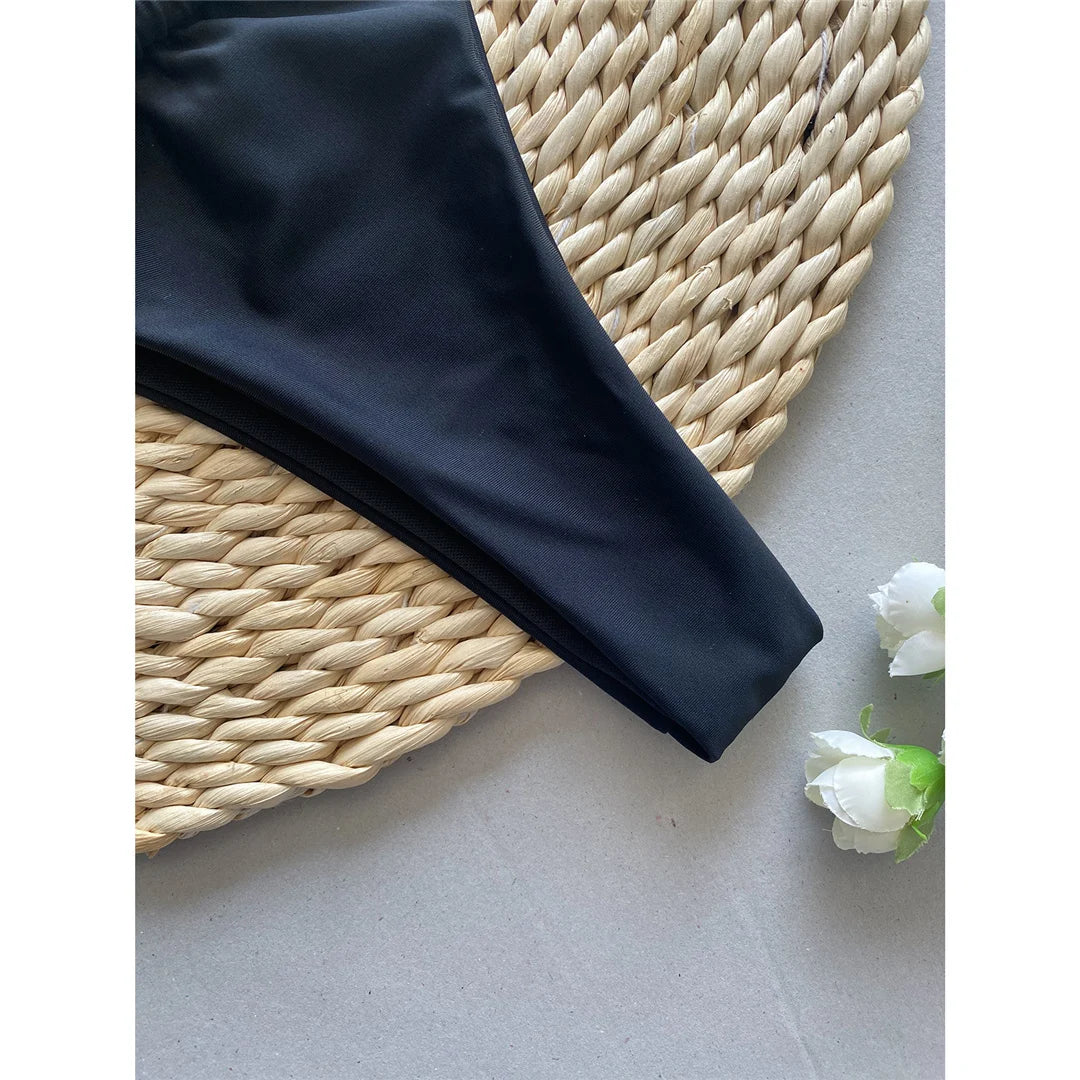 Accattivante set bikini a fascia per donna, caratterizzato da taglio a gamba alta e anelli metallici chic, costume da bagno a due pezzi, vestibilità regolare, disponibile nelle taglie dalla S alla XL, materiale: Nylon e Spandex, Modello a tinta unita, Vita bassa, Senza fili, Design nero moderno ed elegante, Perfetto per un look audace, Include imbottitura