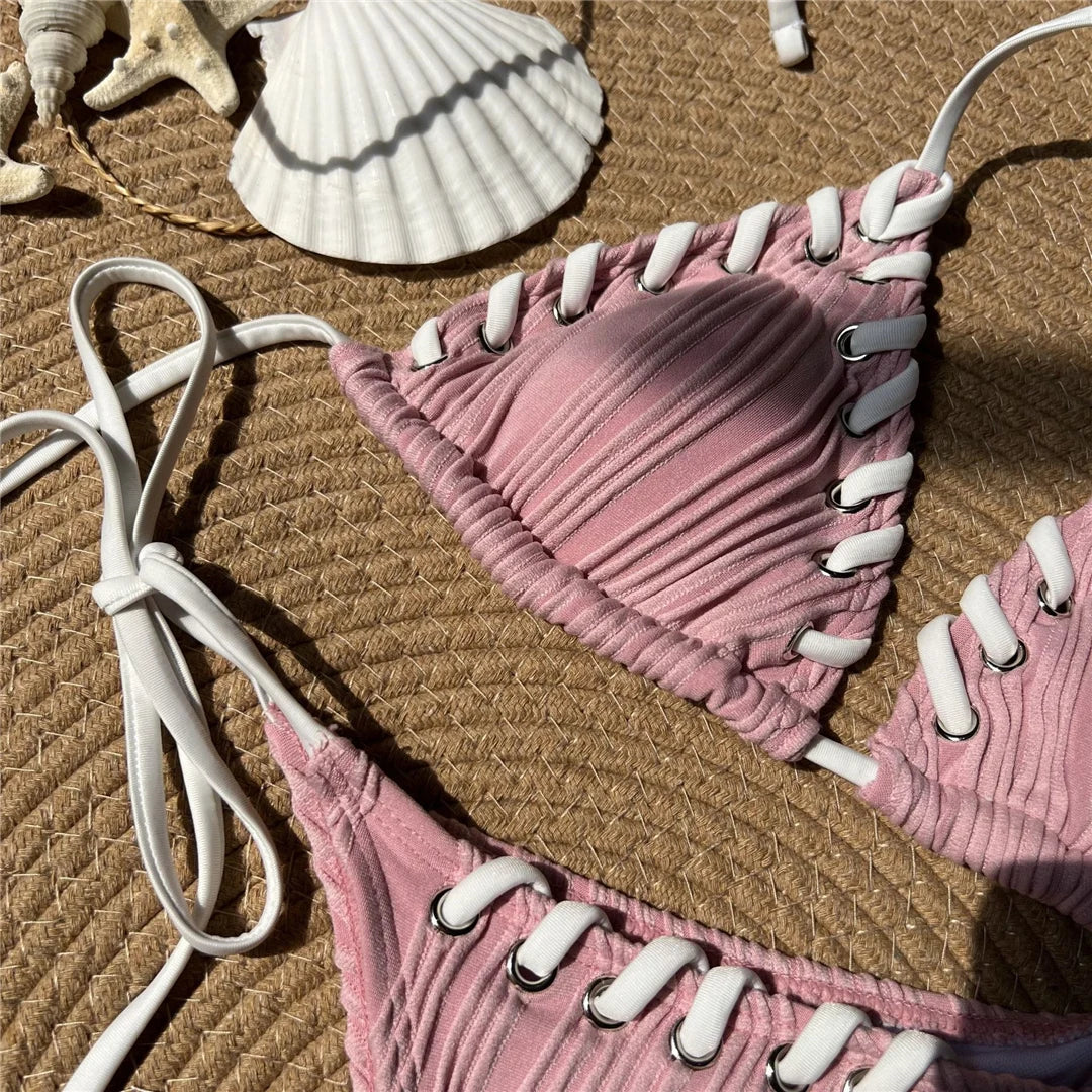 Tuffatevi nello stile con uno splendido set bikini a due pezzi con spalline e gambe alte in colori vivaci. Perfettamente progettato per accentuare le curve, è caratterizzato da un motivo a tinta unita e da comode spalline per una vestibilità perfetta per il sole. Realizzato in poliestere e spandex, questo bikini da donna a vita bassa e senza fili include un tessuto lavorato a maglia e imbottiture di sostegno.