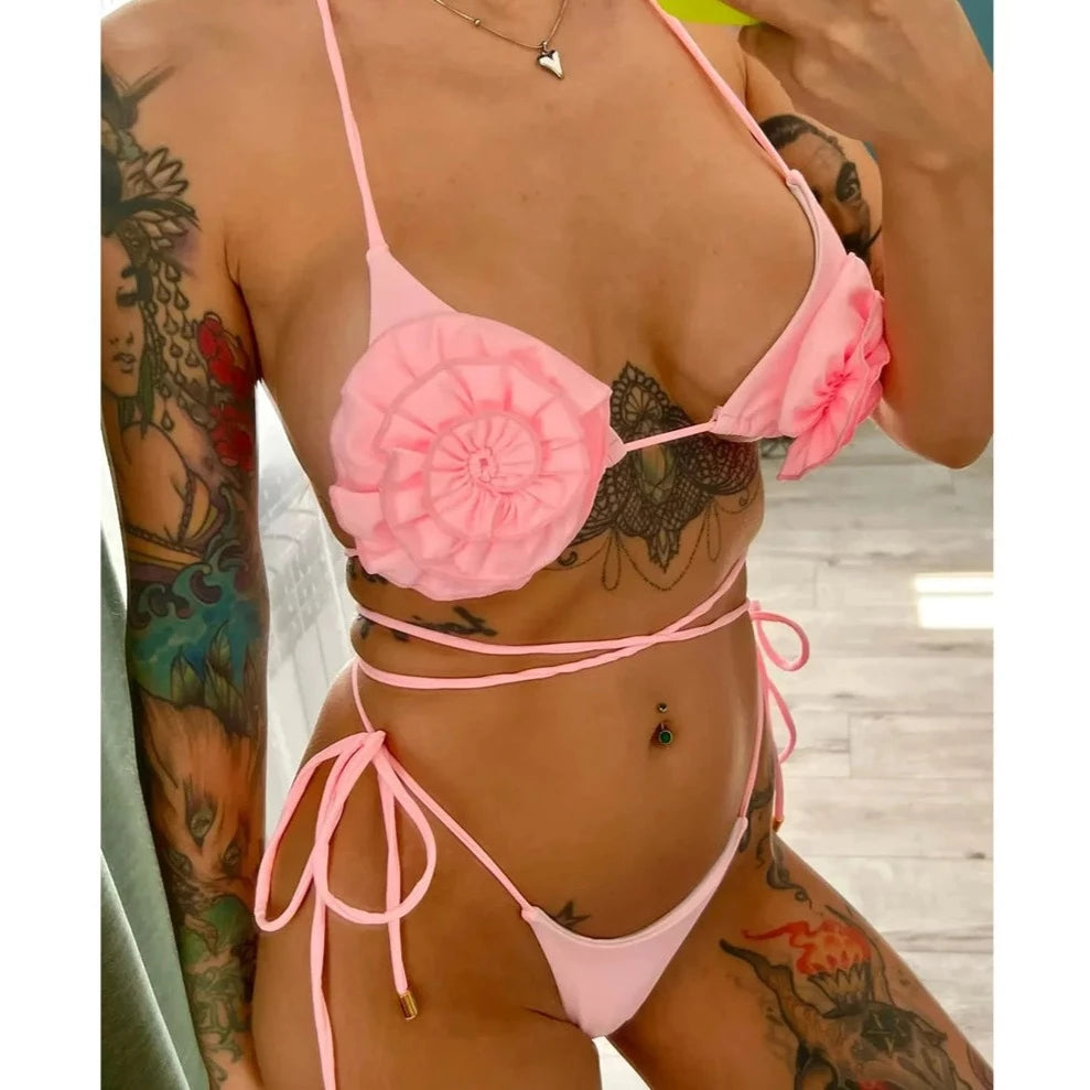 Set bikini donna Flowers Halter Mini Thong in tinta unita. Realizzato in nylon e spandex, veste fedelmente alla taglia con supporto senza fili. Presenta un motivo floreale civettuolo e un design a vita bassa. Disponibile nelle taglie S, M, L e nei colori rosa, bianco, rosa, bianco e multicolore. Perfetto per fare una dichiarazione in riva al mare.
