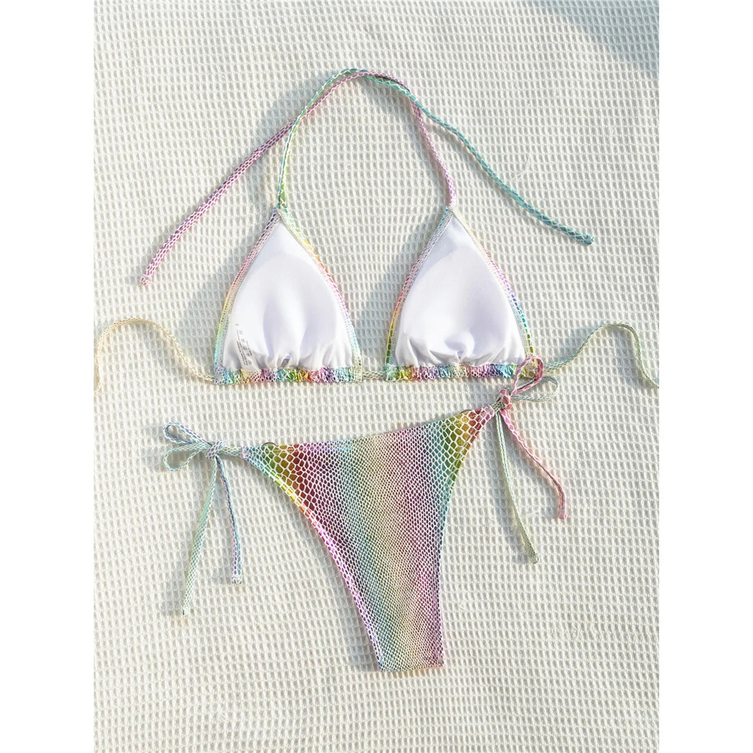 Scatenate il vostro lato selvaggio con un colorato set bikini a due pezzi con spalline e cavezza in pelle di serpente, caratterizzato da colori vivaci e da un feroce motivo a pelle di serpente. Realizzato in poliestere e spandex, questo bikini senza fili e a vita bassa offre una vestibilità lusinghiera e comprende comode spalline e un taglio chic per qualsiasi avventura in spiaggia. Perfetto per le donne che cercano una dichiarazione audace in acqua.