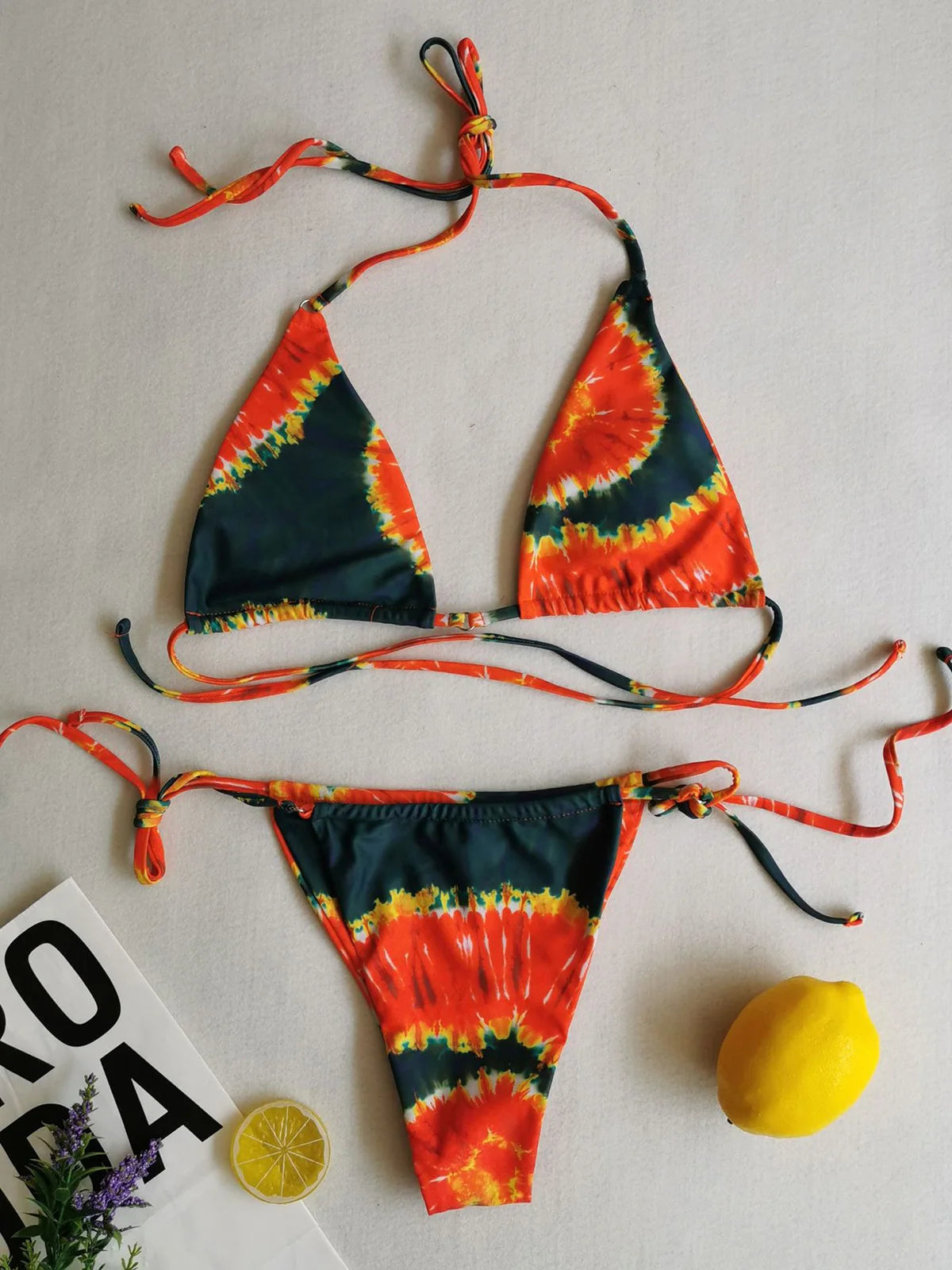 Set bikini a due pezzi a pois e floreale con design a collo alto, disponibile nelle taglie dalla S alla XL, realizzato in nylon e spandex, adatto alle donne, senza fili e con design a vita bassa, viene fornito con imbottitura, si adatta alla taglia. Disponibile in diversi colori come giallo, multicolore, grano, rosa, rosso anguria, rosso, nero, blu, caffè, verde, arancione, viola e in diverse fantasie come fiori, pois, plaid, diamanti e stampe.