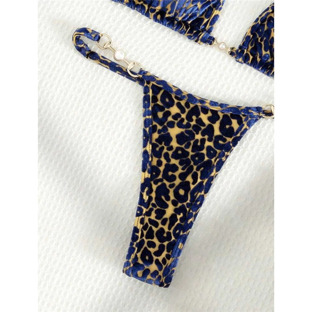 Bikini con stampa leopardata e mini perizoma ornato da delicate perle. Costume da bagno a due pezzi in nylon e spandex. Caratterizzato da vita bassa, supporto senza fili e vestibilità fedele alla taglia. Modello: Stampa leopardo. Include coppe imbottite, disponibile nelle taglie: S, M, L, Donna, Varleinsar, V5207. Colori disponibili: Leopardo blu, Leopardo verde, Leopardo giallo blu. In stock con spedizione gratuita.