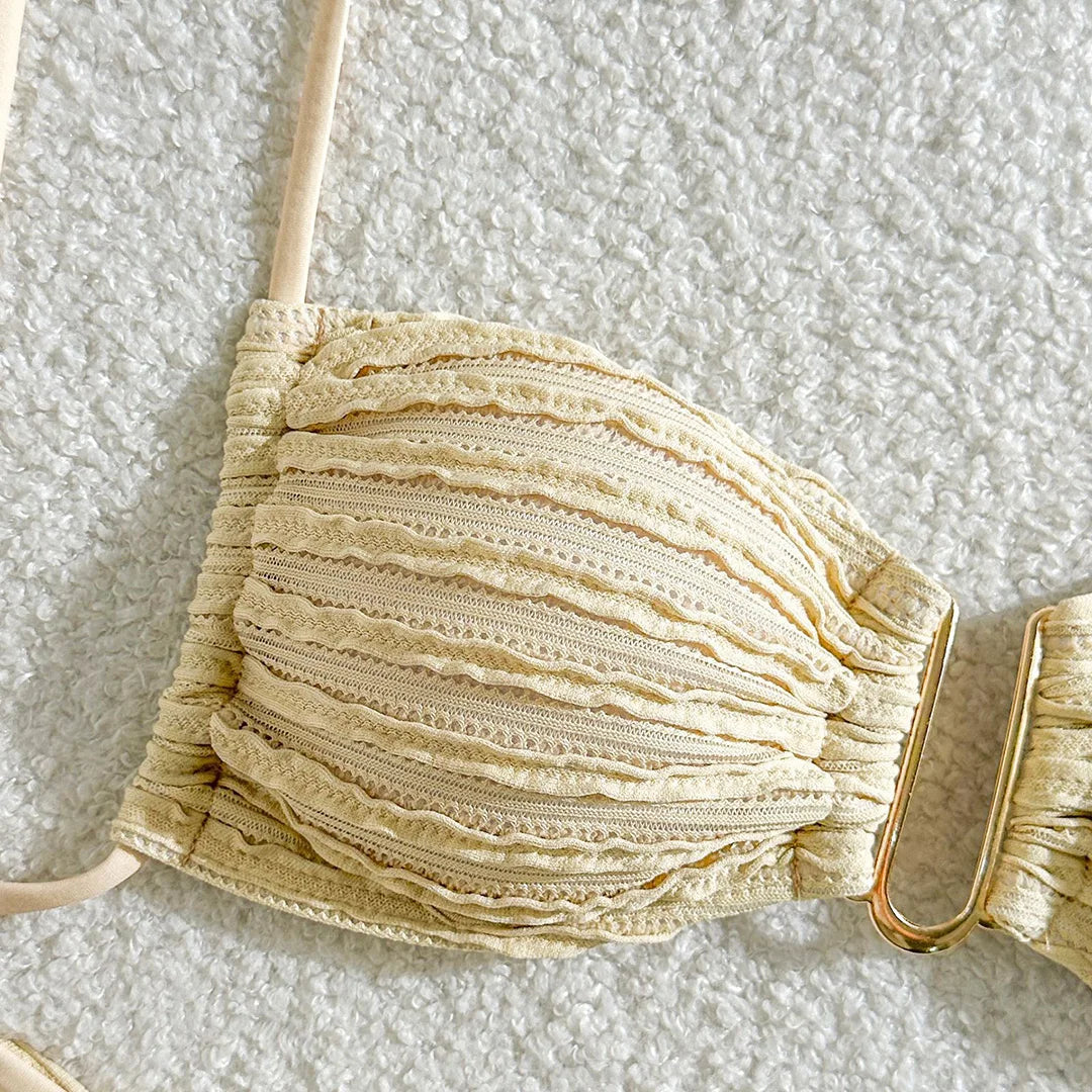 Elevate il vostro stile da spiaggia con il set bikini con collo a U stropicciato, caratterizzato da una texture unica e da un design lusinghiero con collo a U. Questo costume da bagno a due pezzi alla moda ha un taglio a gamba alta per un look moderno ed elegante. Realizzato in poliestere e spandex, offre una vestibilità a vita bassa senza fili, con imbottiture di sostegno per un comfort e un aspetto di spicco durante le avventure al sole. Disponibile in più colori.