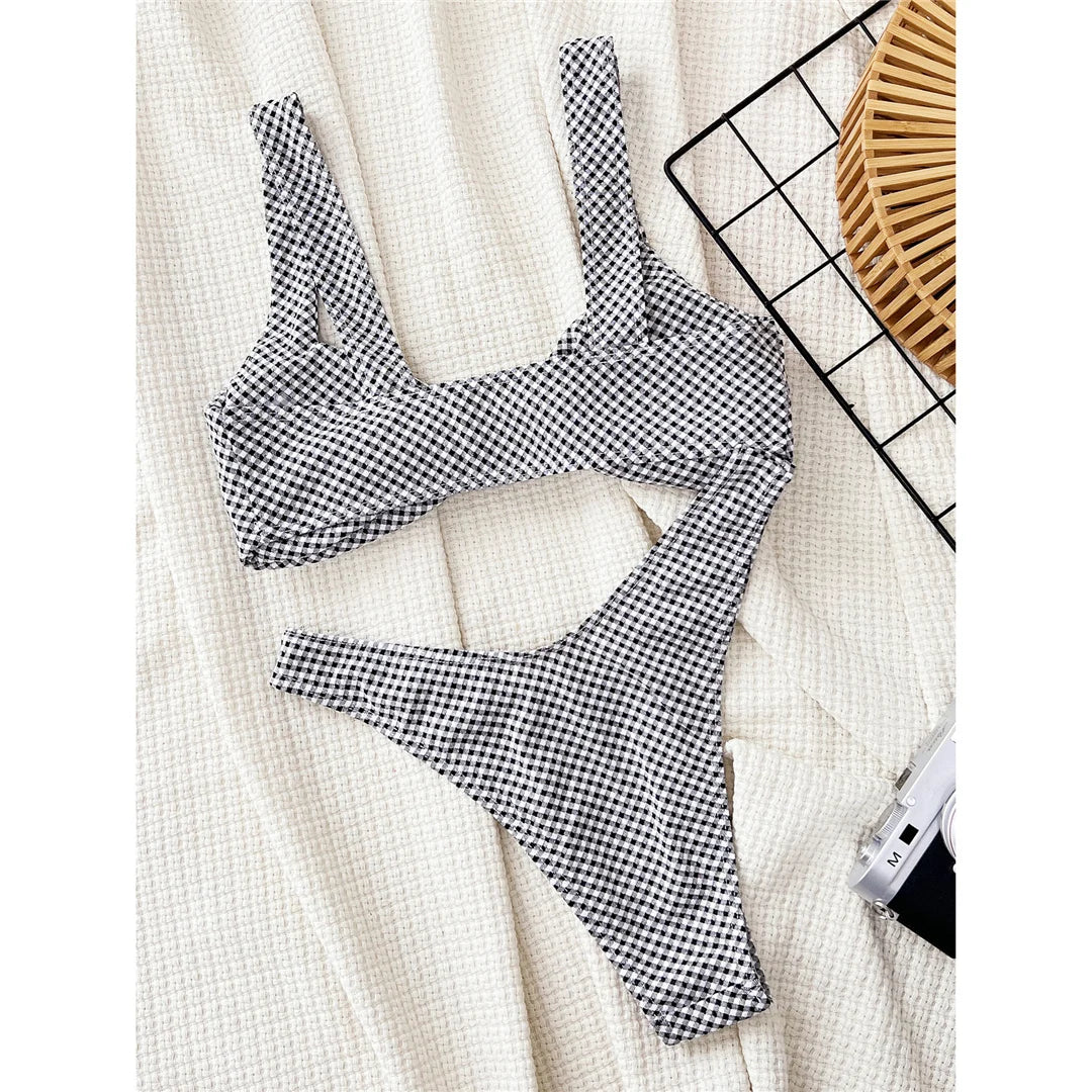 Bikini brasiliano a taglio alto con motivo a quadri, in poliestere e spandex, senza fili, a vita bassa per le donne, per esaltare la silhouette, per uno stile alla moda.
