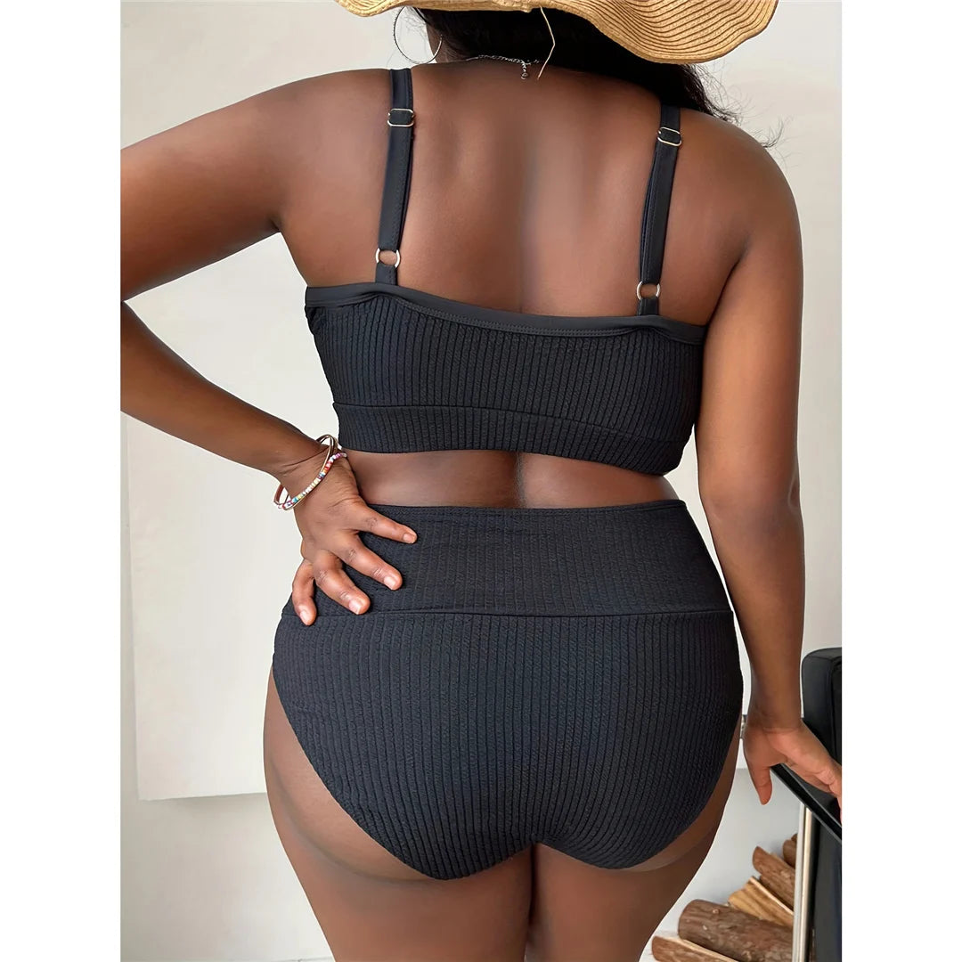 Bikini a due pezzi a costine, adatto a donne con tutte le curve, nelle taglie da 0XL a 4XL. Con il suo motivo a tinta unita e la sua vestibilità aderente, questo bikini a vita alta realizzato in nylon ed elastan ad alta resistenza è una celebrazione del comfort e dello stile. Disponibile nei colori nero, verde, rosso anguria e giallo. Perfetto per una nuotata alla moda in qualsiasi stagione.