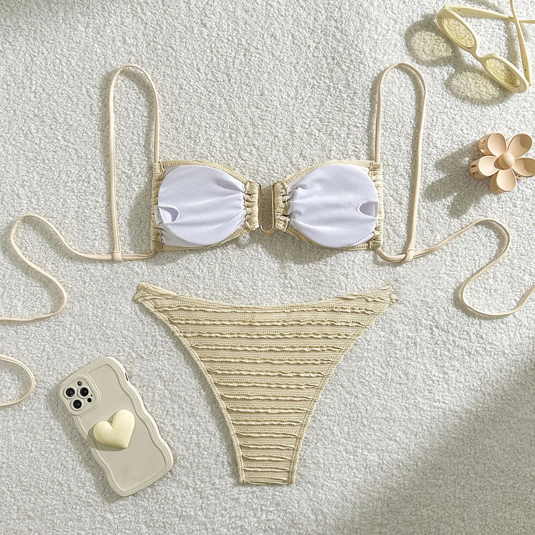 Elevate il vostro stile da spiaggia con il set bikini con collo a U stropicciato, caratterizzato da una texture unica e da un design lusinghiero con collo a U. Questo costume da bagno a due pezzi alla moda ha un taglio a gamba alta per un look moderno ed elegante. Realizzato in poliestere e spandex, offre una vestibilità a vita bassa senza fili, con imbottiture di sostegno per un comfort e un aspetto di spicco durante le avventure al sole. Disponibile in più colori.