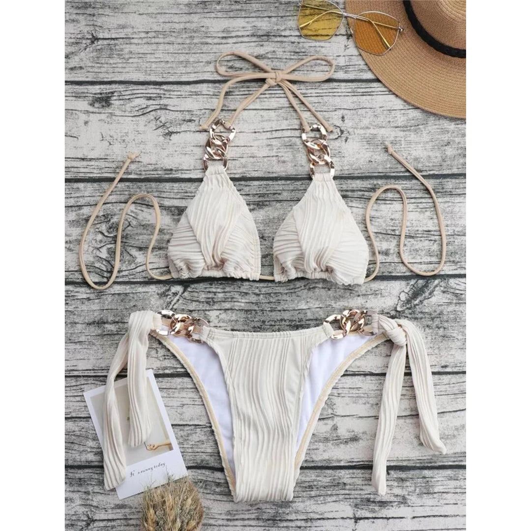 Elegante set di bikini rugoso con anelli in metallo, costume da bagno a due pezzi con texture unica e accattivanti accenti di anelli in metallo, realizzato in comodo nylon e spandex, modello a tinta unita, senza fili con design a vita bassa, vestibilità fedele alla taglia, con imbottitura per un maggiore comfort, disponibile in rosa, arancione, bianco, giallo, beige, nero, blu cielo e blu profondo, ideale per donne e adulti, in stock con spedizione gratuita, in condizioni pari al nuovo.