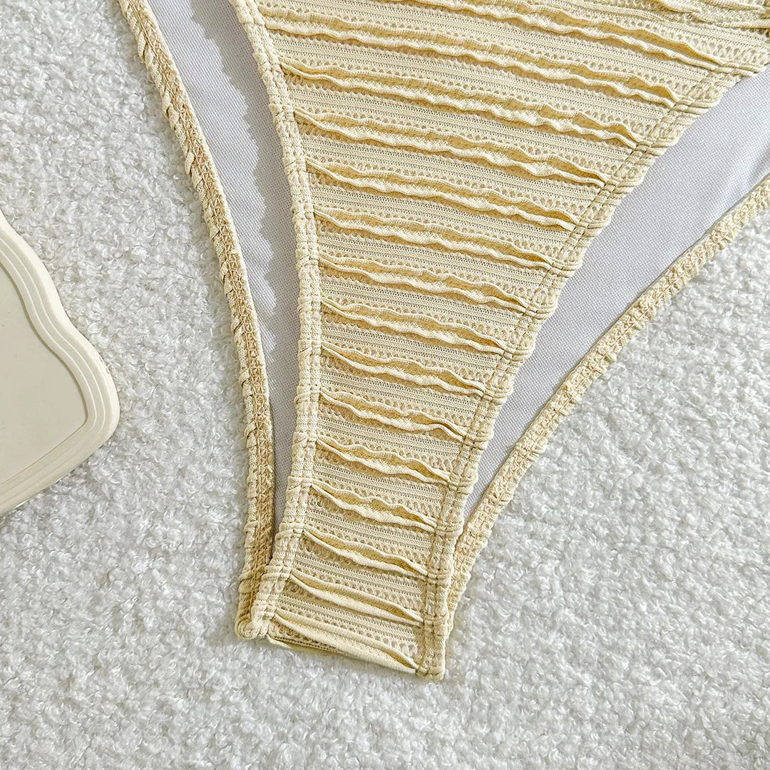 Elevate il vostro stile da spiaggia con il set bikini con collo a U stropicciato, caratterizzato da una texture unica e da un design lusinghiero con collo a U. Questo costume da bagno a due pezzi alla moda ha un taglio a gamba alta per un look moderno ed elegante. Realizzato in poliestere e spandex, offre una vestibilità a vita bassa senza fili, con imbottiture di sostegno per un comfort e un aspetto di spicco durante le avventure al sole. Disponibile in più colori.