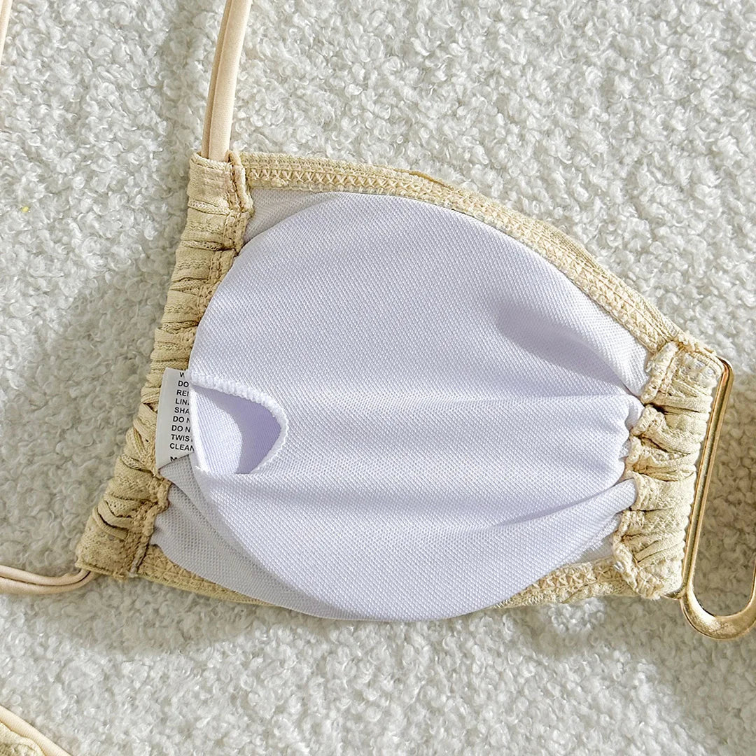 Elevate il vostro stile da spiaggia con il set bikini con collo a U stropicciato, caratterizzato da una texture unica e da un design lusinghiero con collo a U. Questo costume da bagno a due pezzi alla moda ha un taglio a gamba alta per un look moderno ed elegante. Realizzato in poliestere e spandex, offre una vestibilità a vita bassa senza fili, con imbottiture di sostegno per un comfort e un aspetto di spicco durante le avventure al sole. Disponibile in più colori.