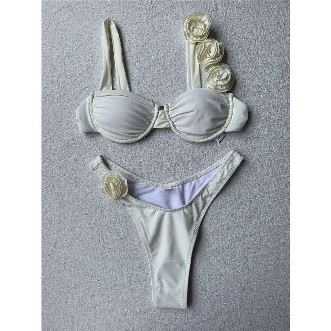 Sfoggiate la vostra femminilità con il nostro set bikini brasiliano con ferretto Flowers, disponibile in beige, nero o rosso. Questo set in due pezzi, realizzato in nylon e spandex, è caratterizzato da un reggiseno con ferretto e da sensuali slip brasiliani che corrispondono alla taglia. Decorato con incantevoli motivi floreali, questo set bikini è la miscela perfetta di stile vivace e design affidabile per le uscite in spiaggia delle donne.