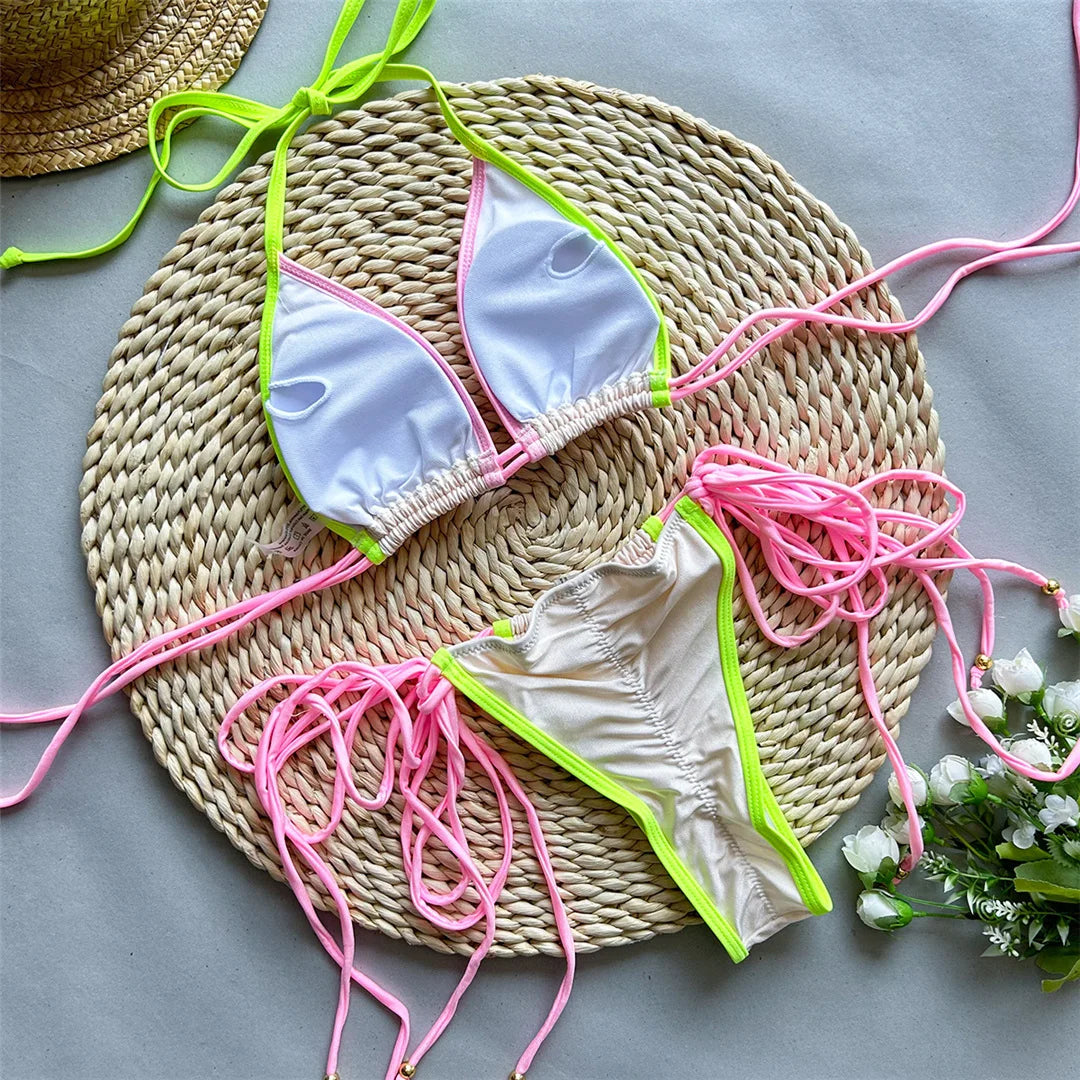 Bikini halter con dettagli strappy e design scrunch, con motivo patchwork e supporto senza fili, vestibilità a vita bassa, realizzato in poliestere e spandex per donna. Disponibile nei colori: Blu cielo, Beige.