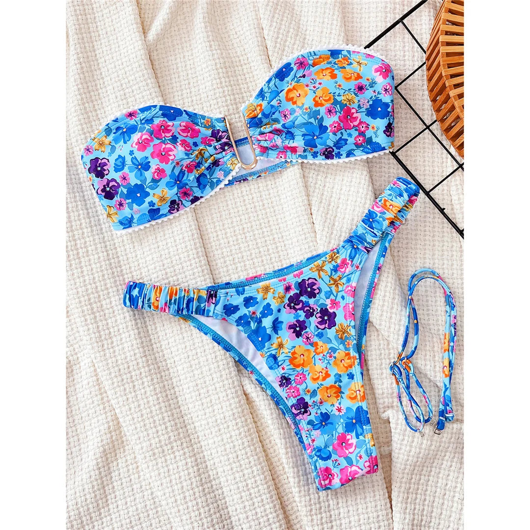 Set bikini chic con scollo a U, stampa floreale e design stropicciato, senza fili e a vita bassa, materiale in poliestere e spandex, comodo costume da bagno a due pezzi per le donne.